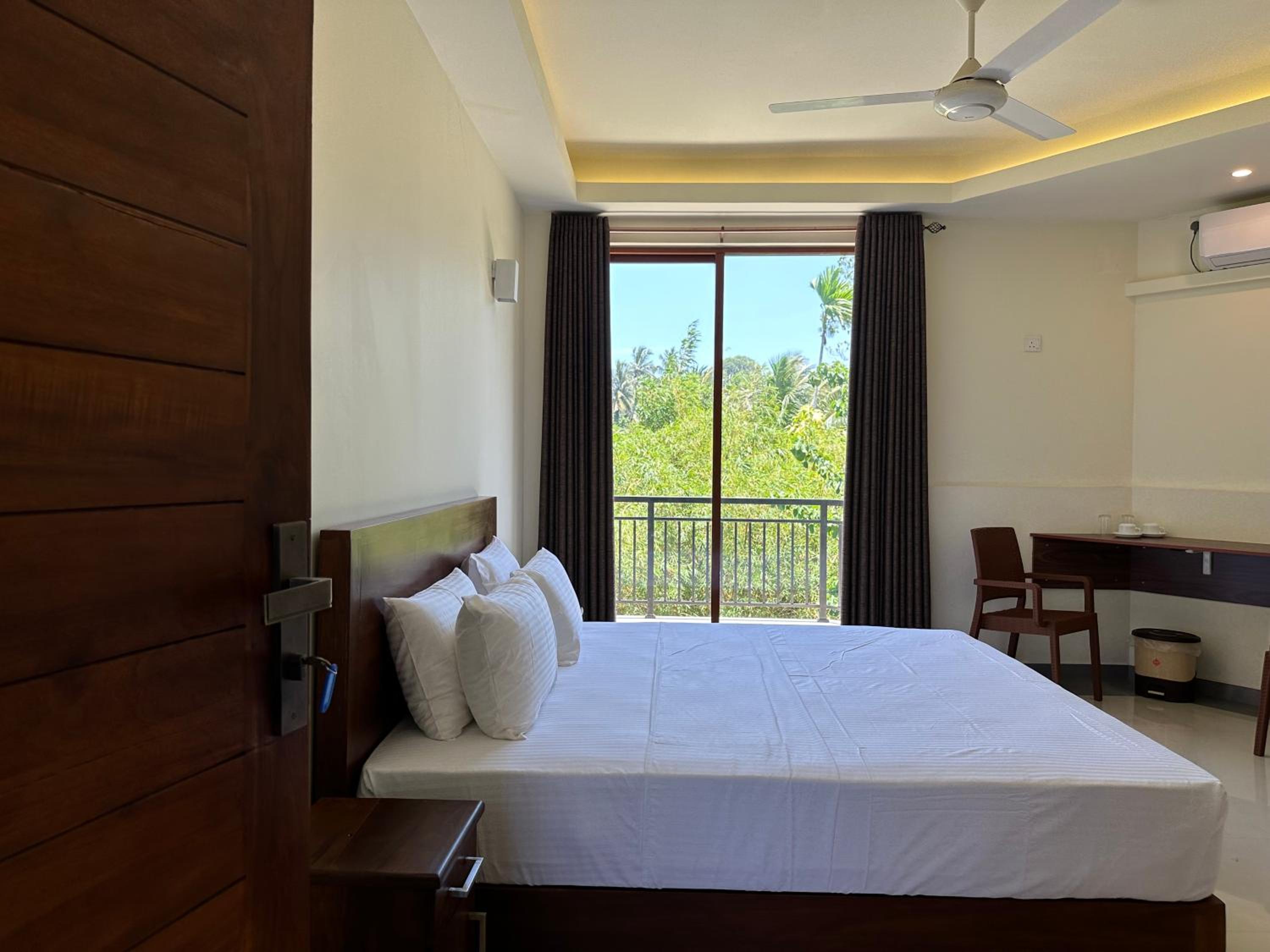 Deluxe Double Room with Balcony photo 3