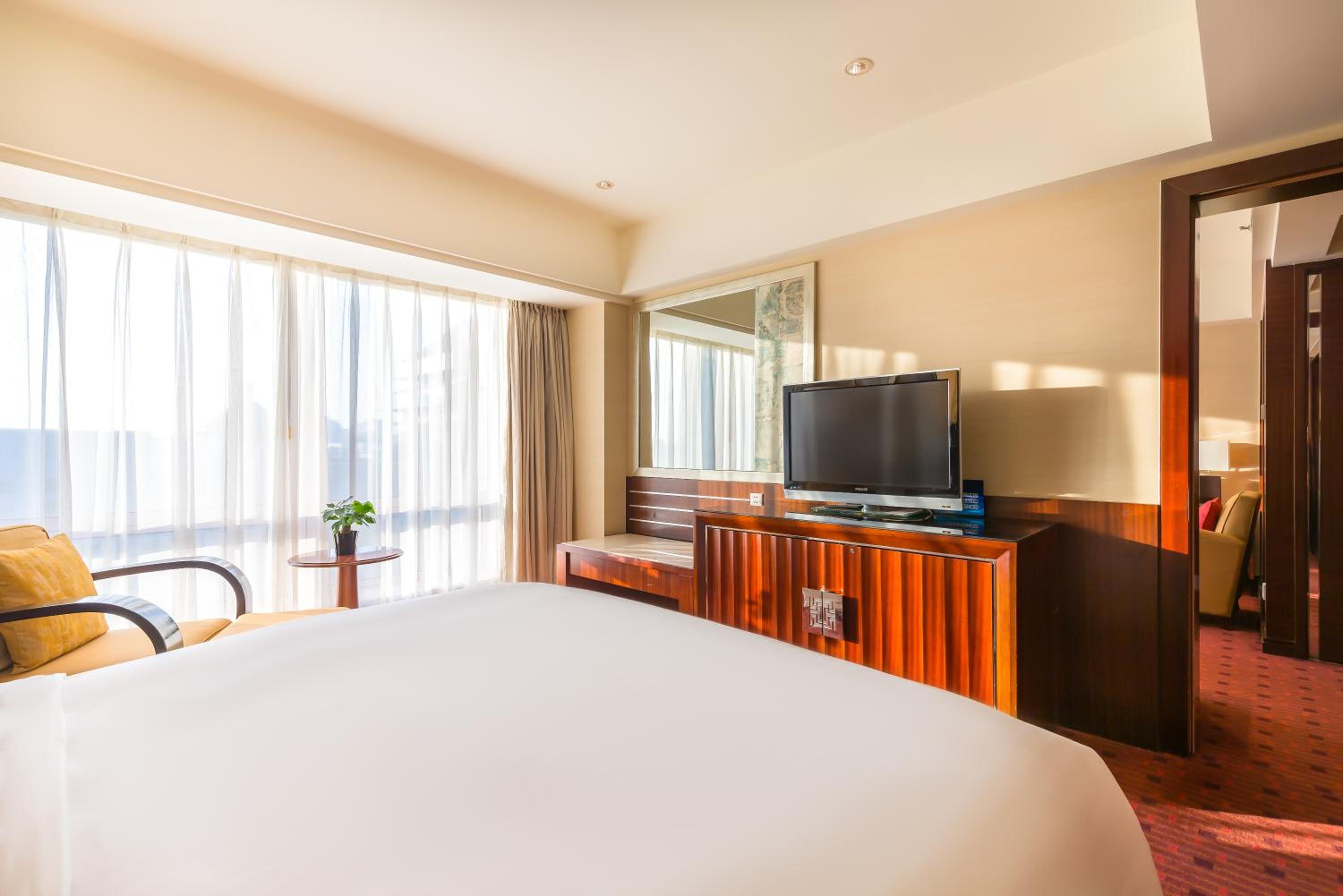 Executive Suite - Photo 2