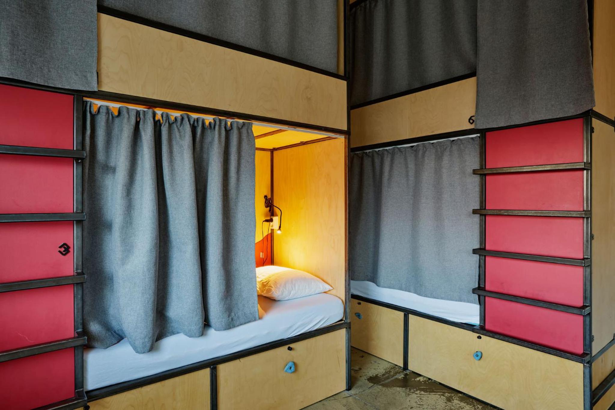 Bed in 6-Bed Mixed Dormitory Room photo 3