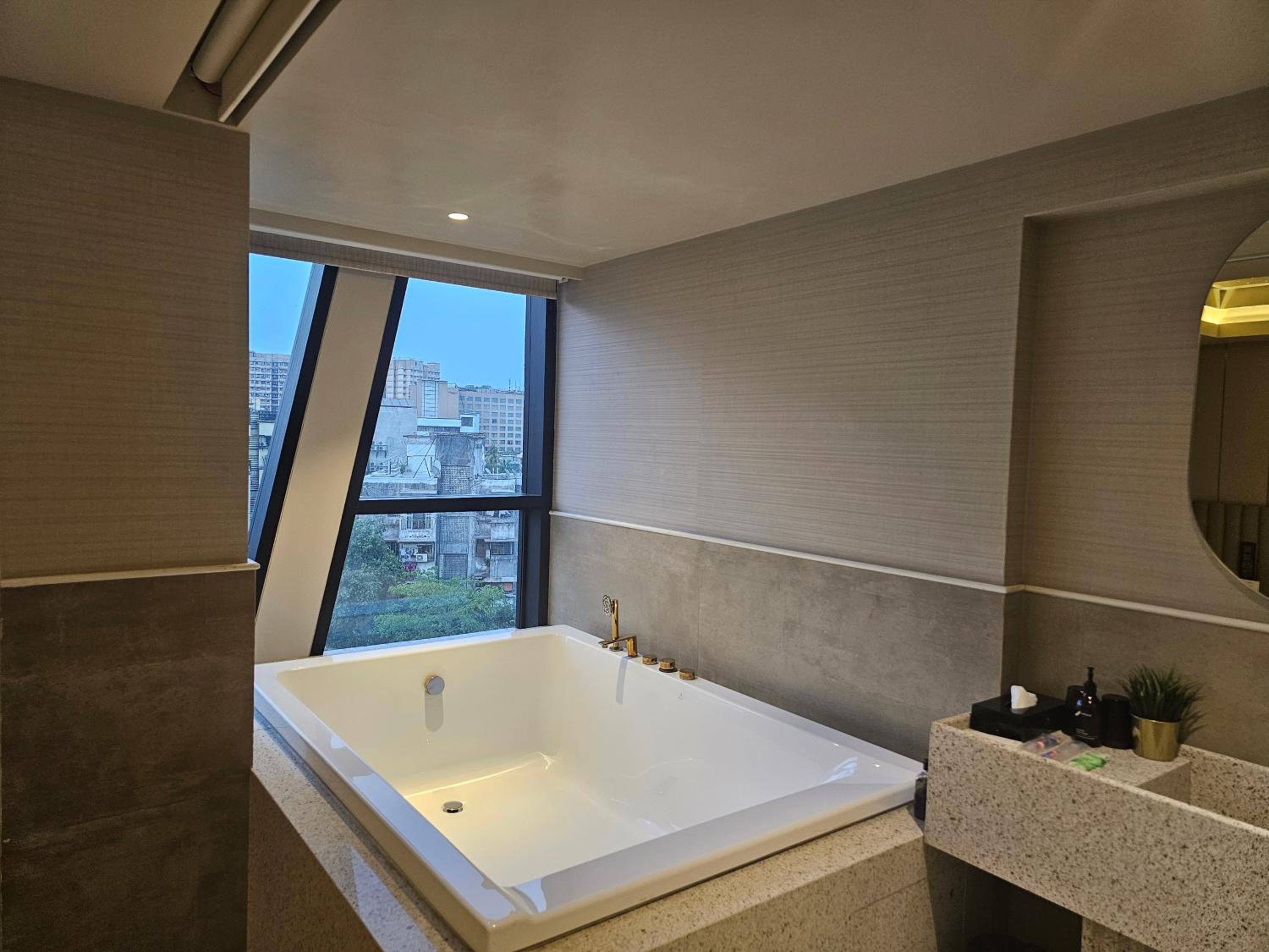 Premium Room with Grand Bathtub - Photo 4