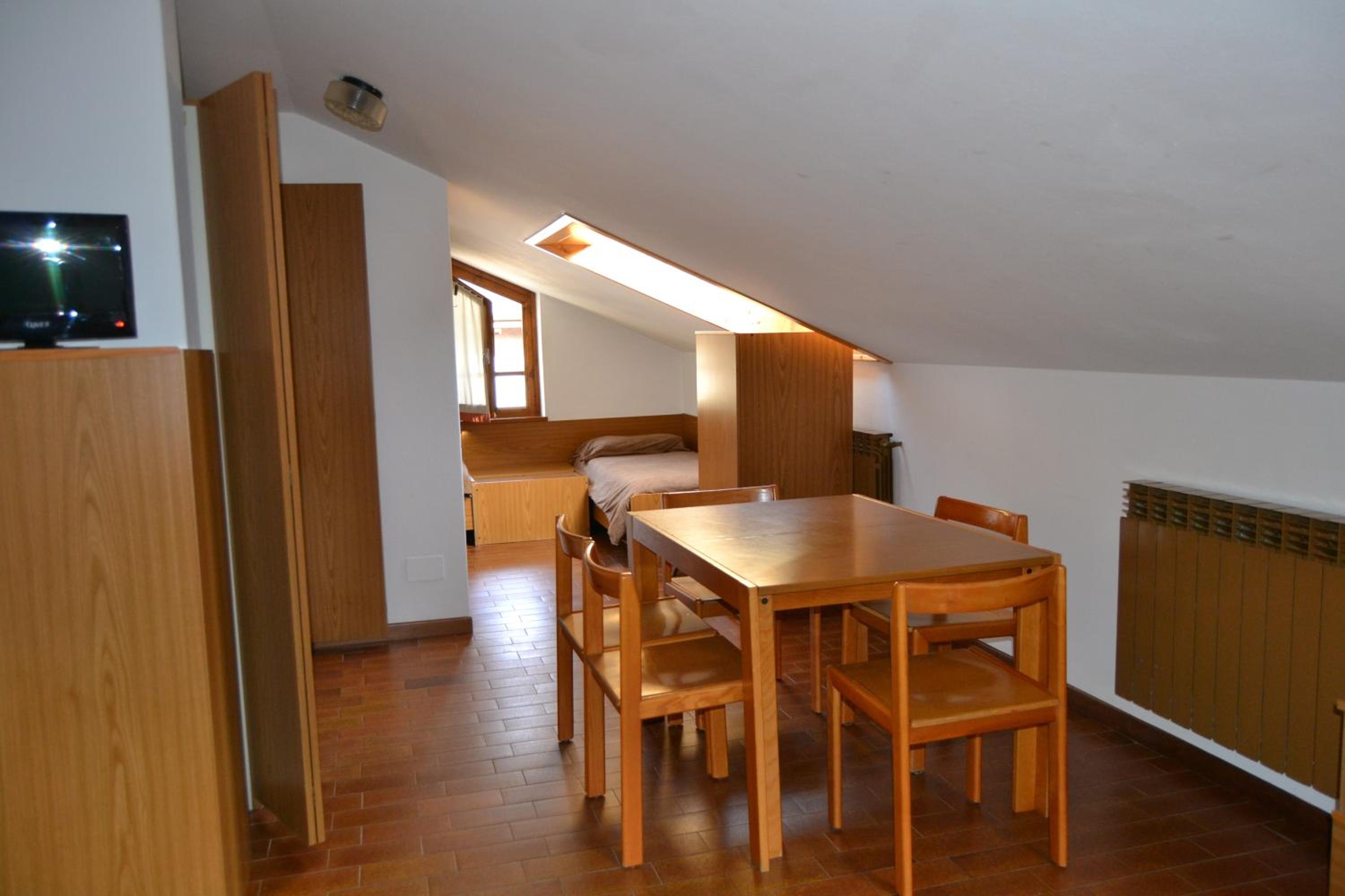 Large Studio - Attic - Photo 12