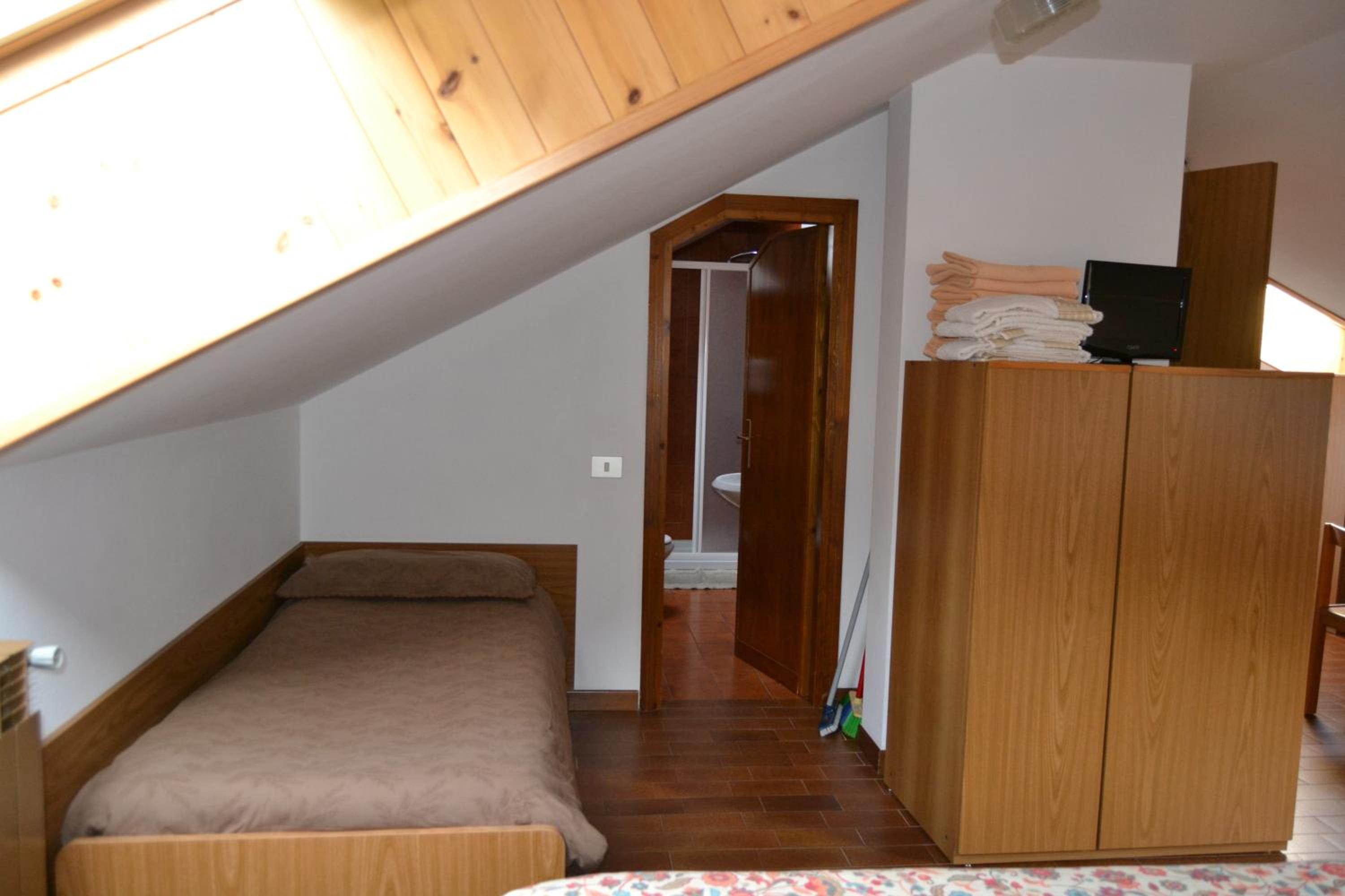 Large Studio - Attic - Photo 17