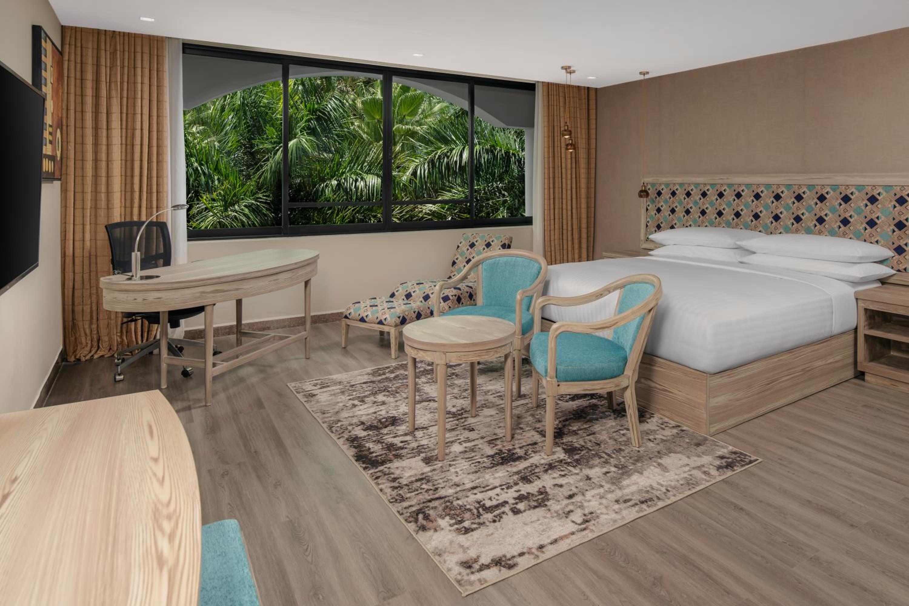 Standard King Room with Courtyard View - Photo 3