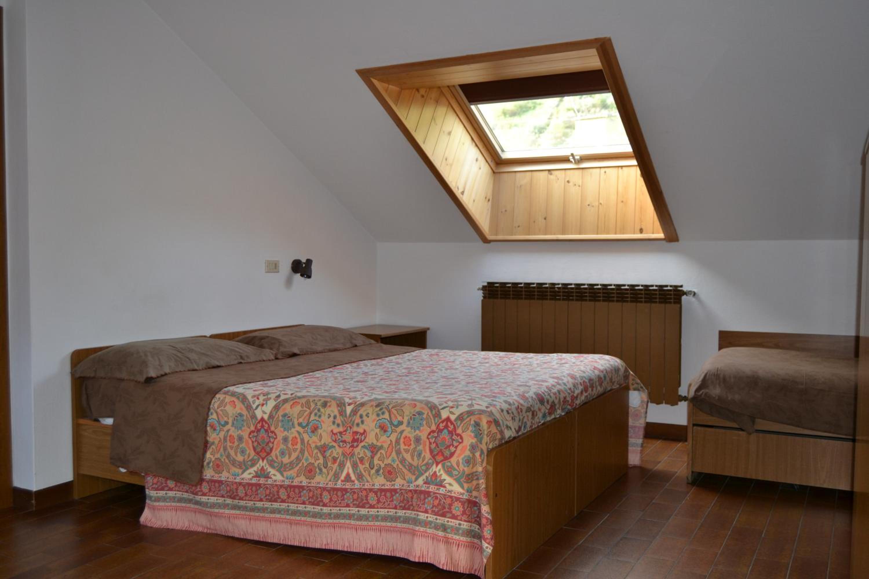 Large Studio - Attic - Photo 10