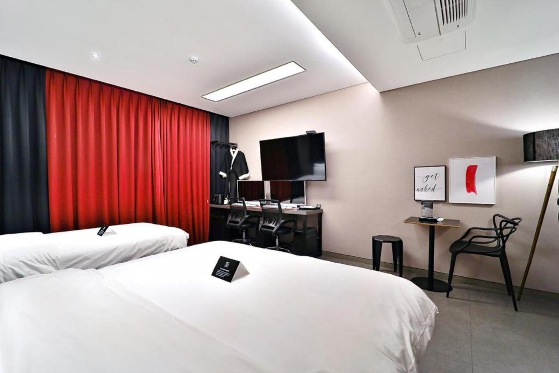 Family Twin Room - Photo 1