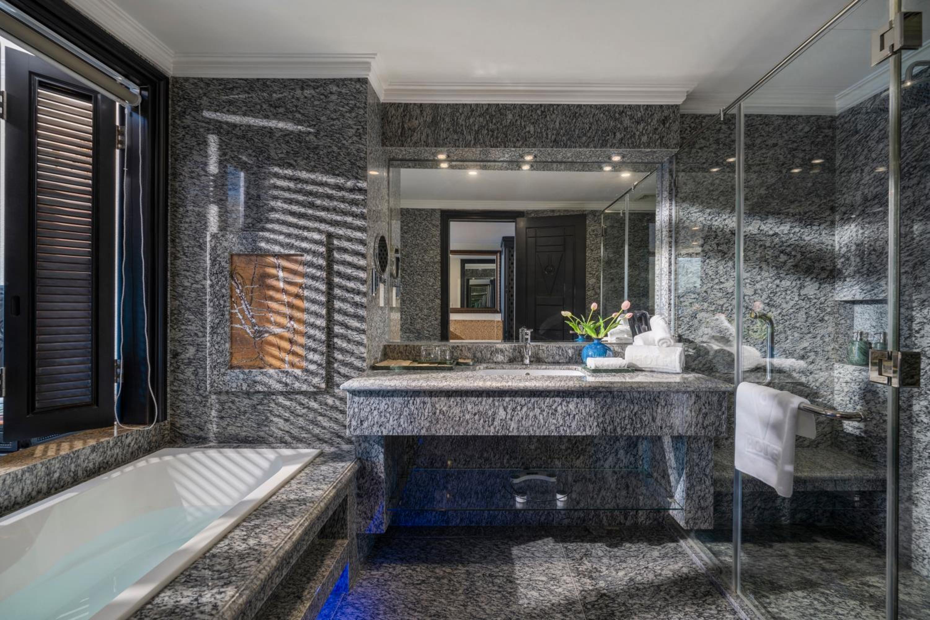 Premier Double Room with Ocean and Mountain View - Photo 8