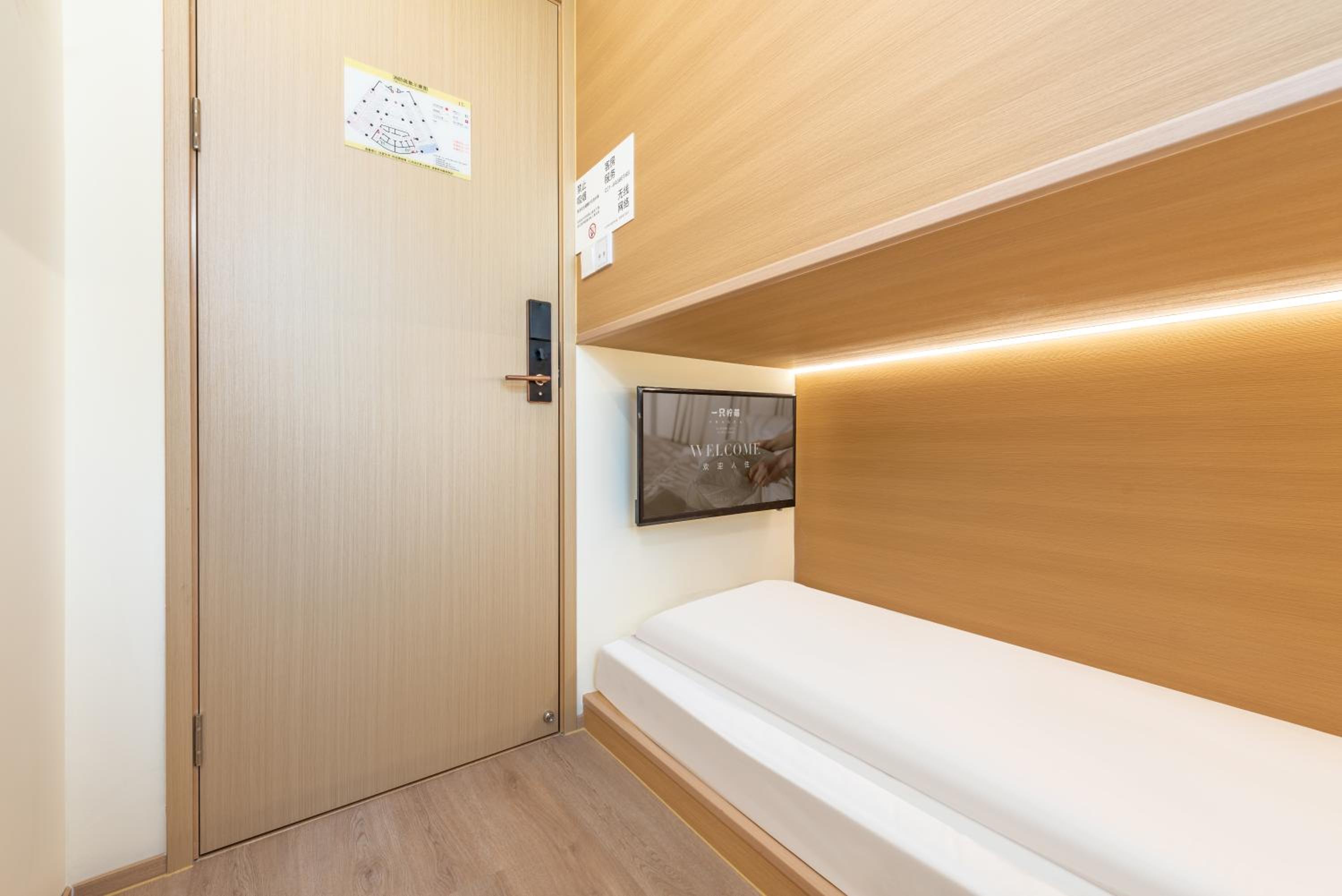 Z Scenic View Single Room - Lower bunk Shared bathroom