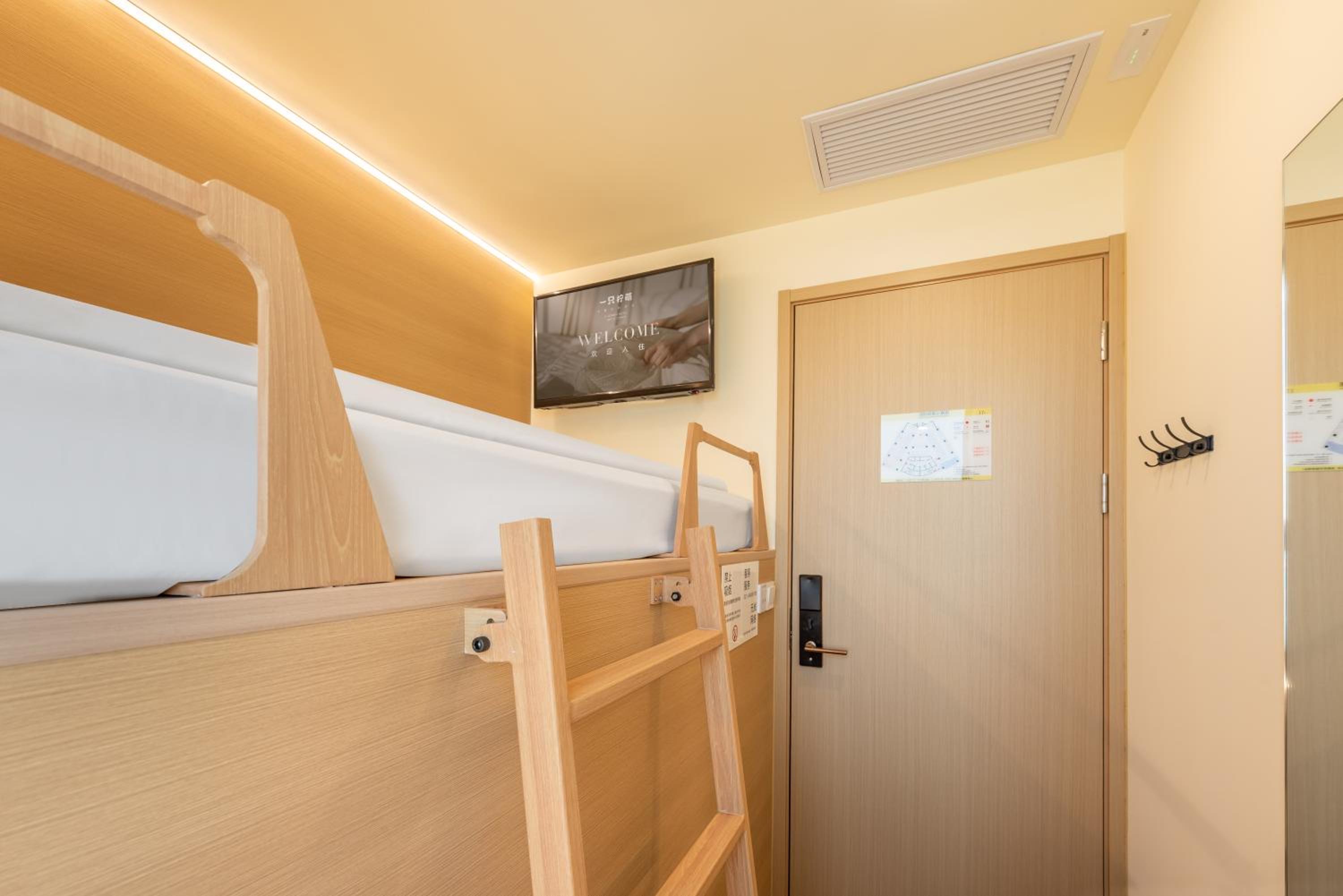 Z Scenic View Single Room- Upper bunk Shared bathroom