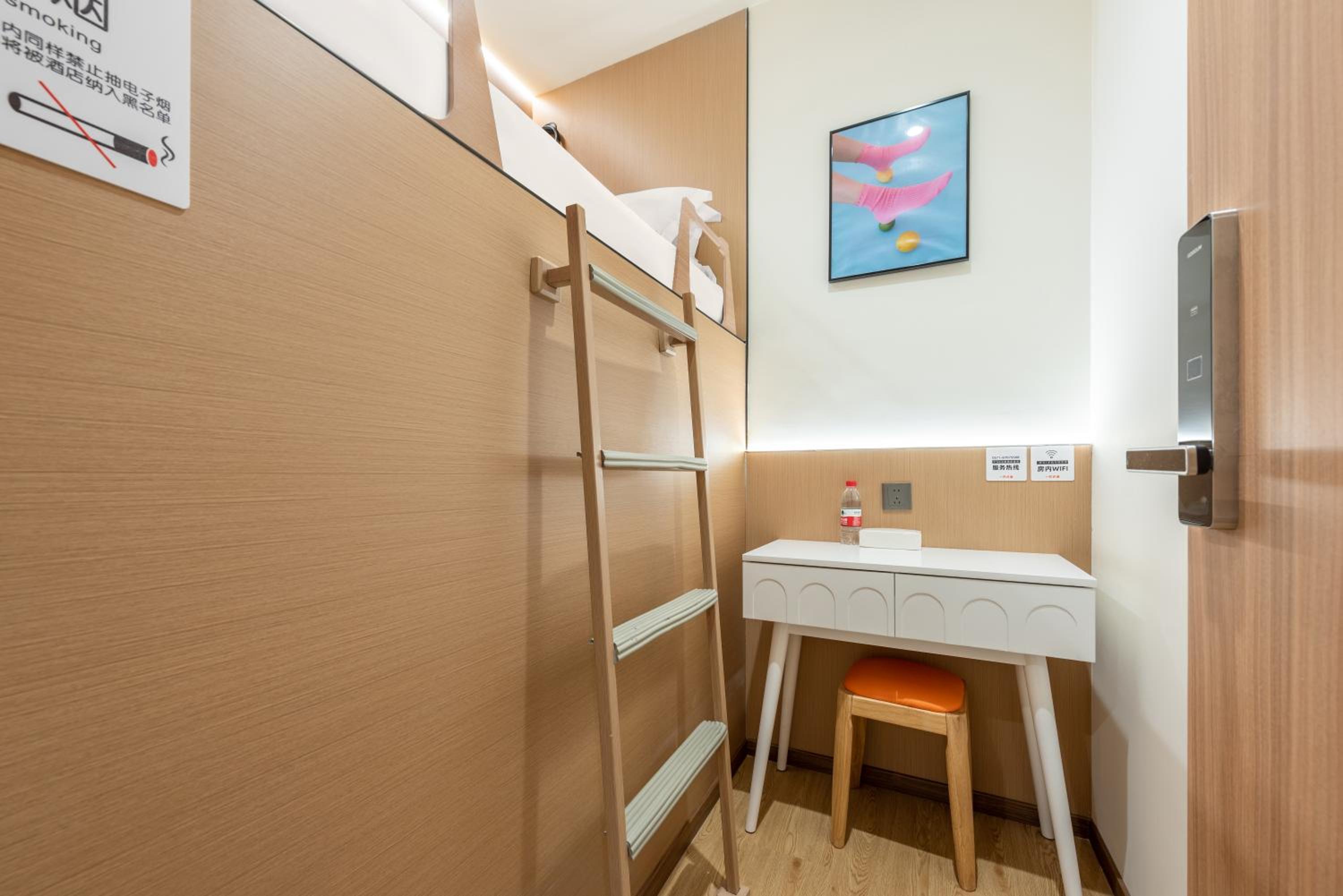 Z Scenic Single Room- Upper bunk Shared bathroom No Window