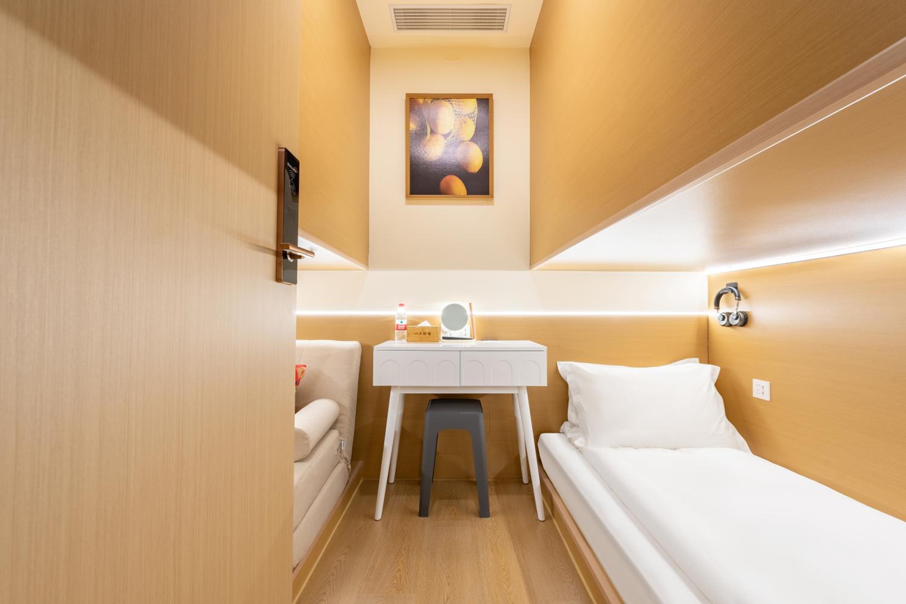 Single Room - Lower bunk Shared bathroom No Window
