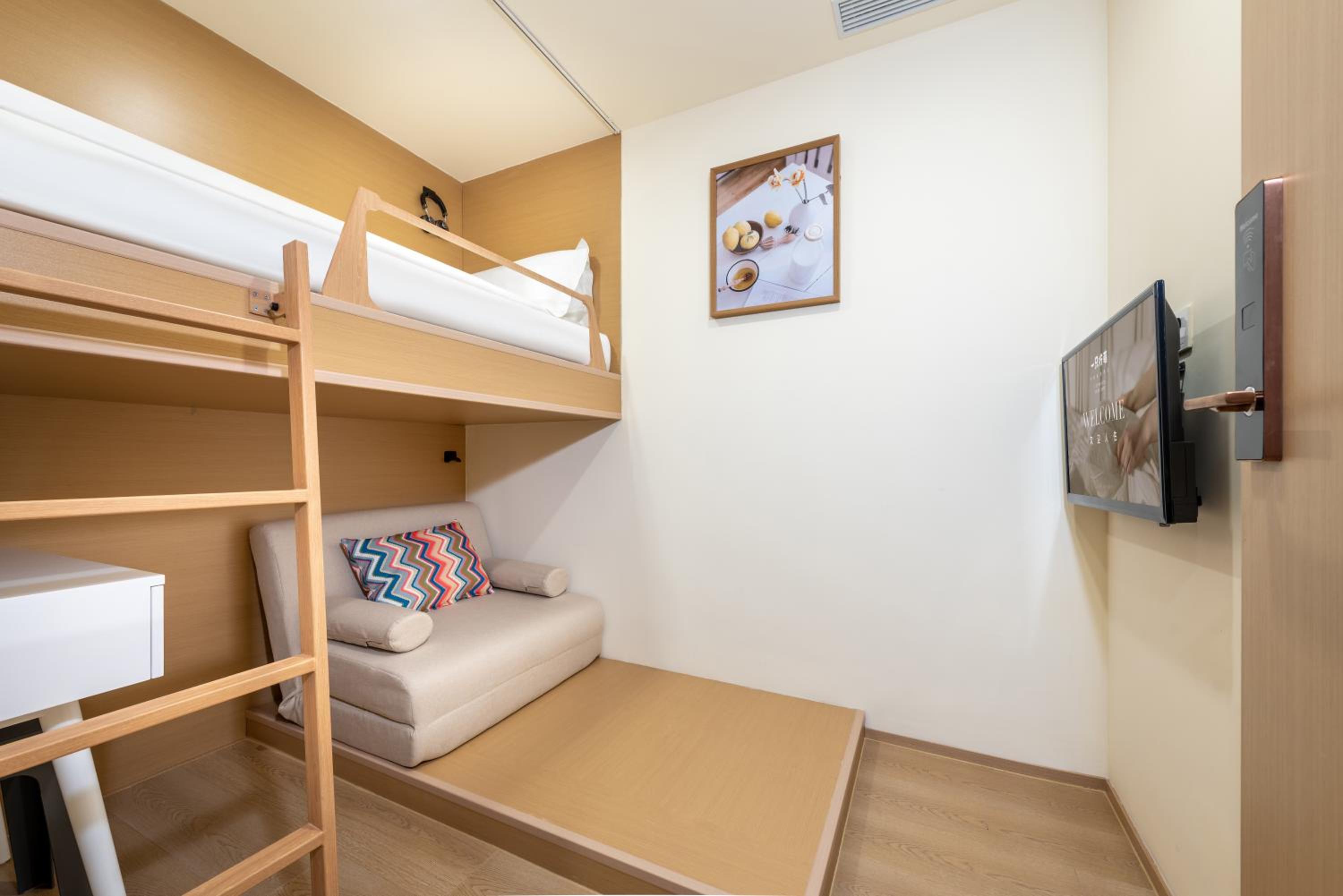 Cozy Room Single Room - Upper bunk Shared bathroom No Window