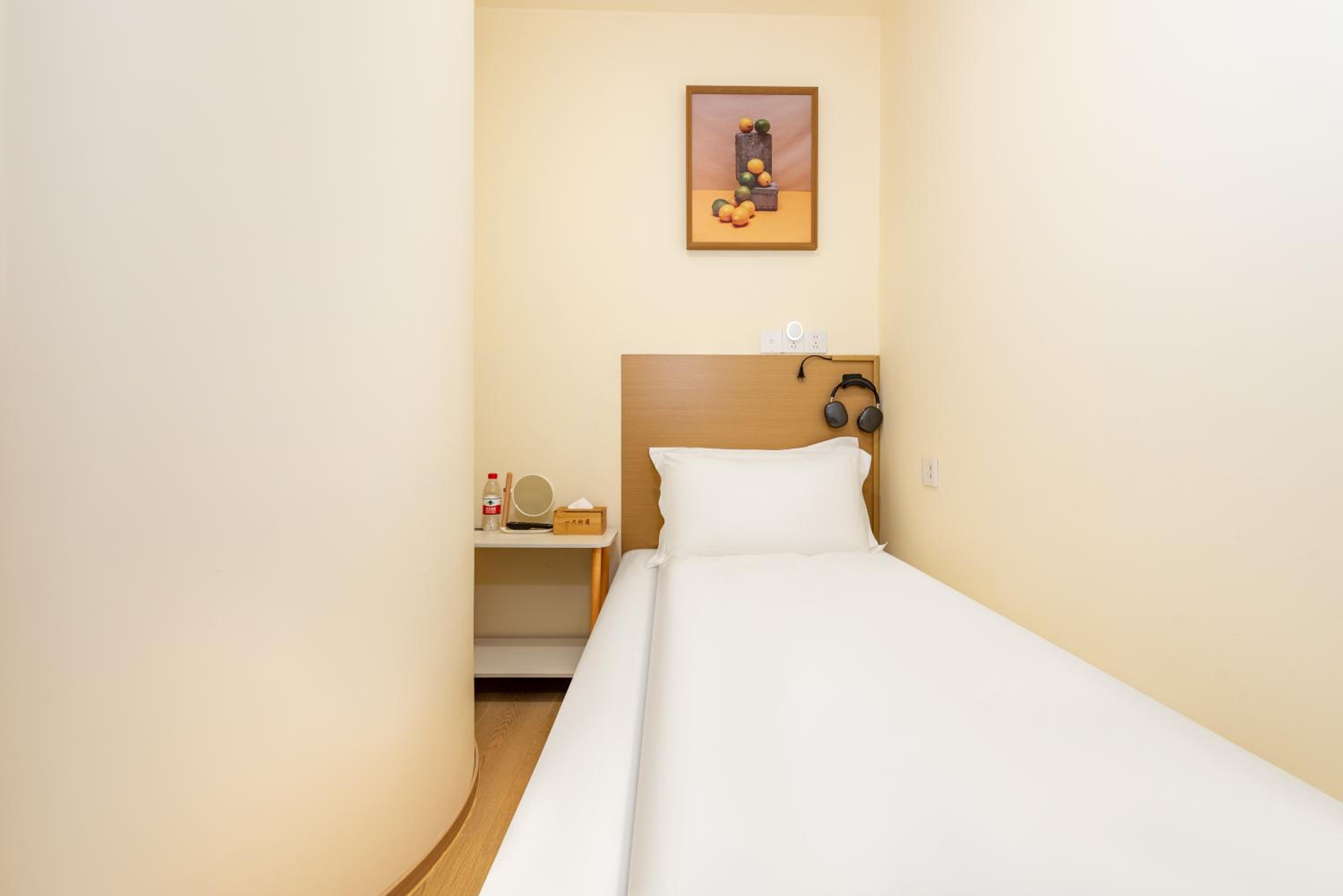 Special Single Room - Shared bathroom No Window