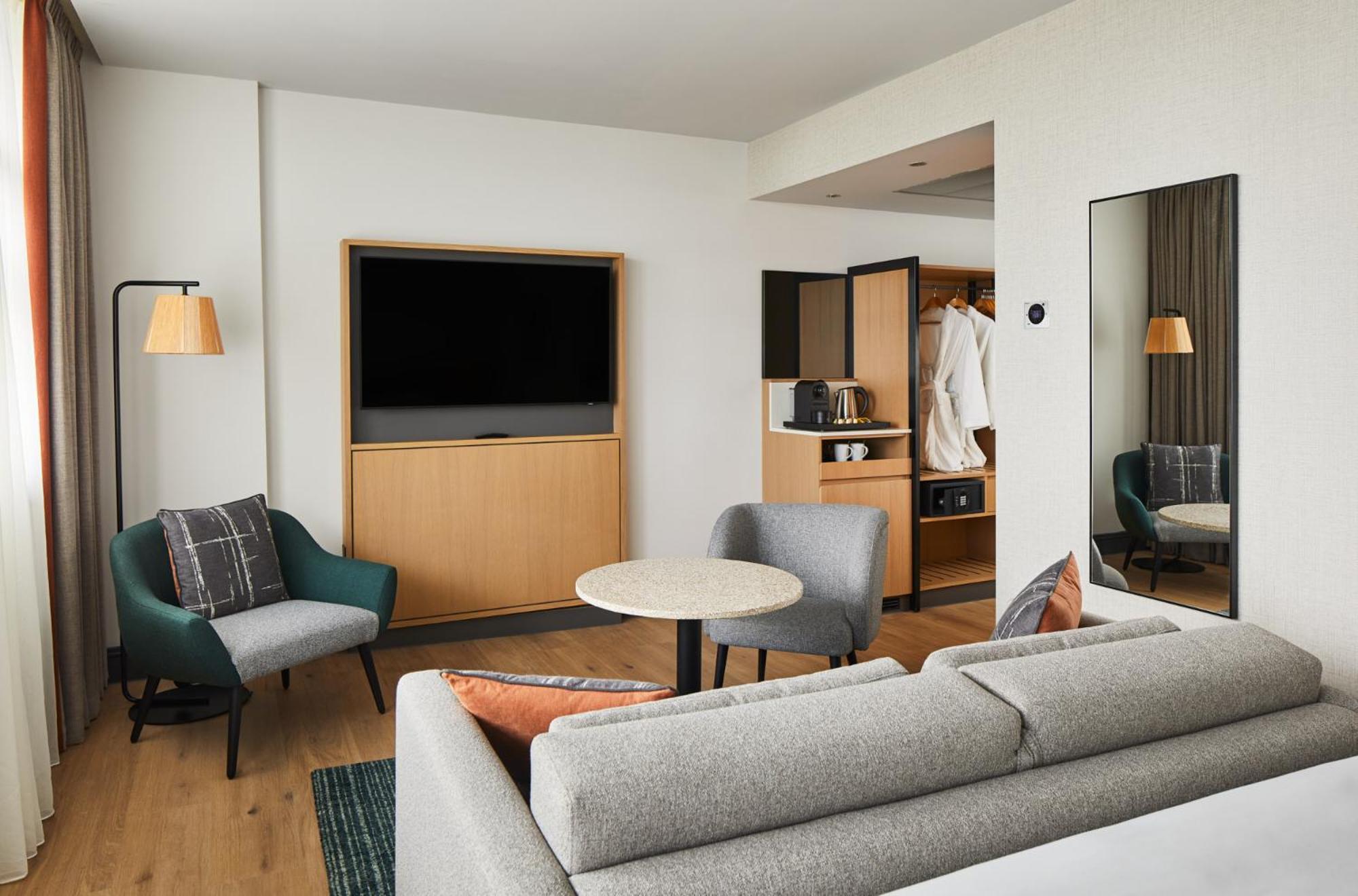 Executive King Room with MClub Lounge Access - Photo 2