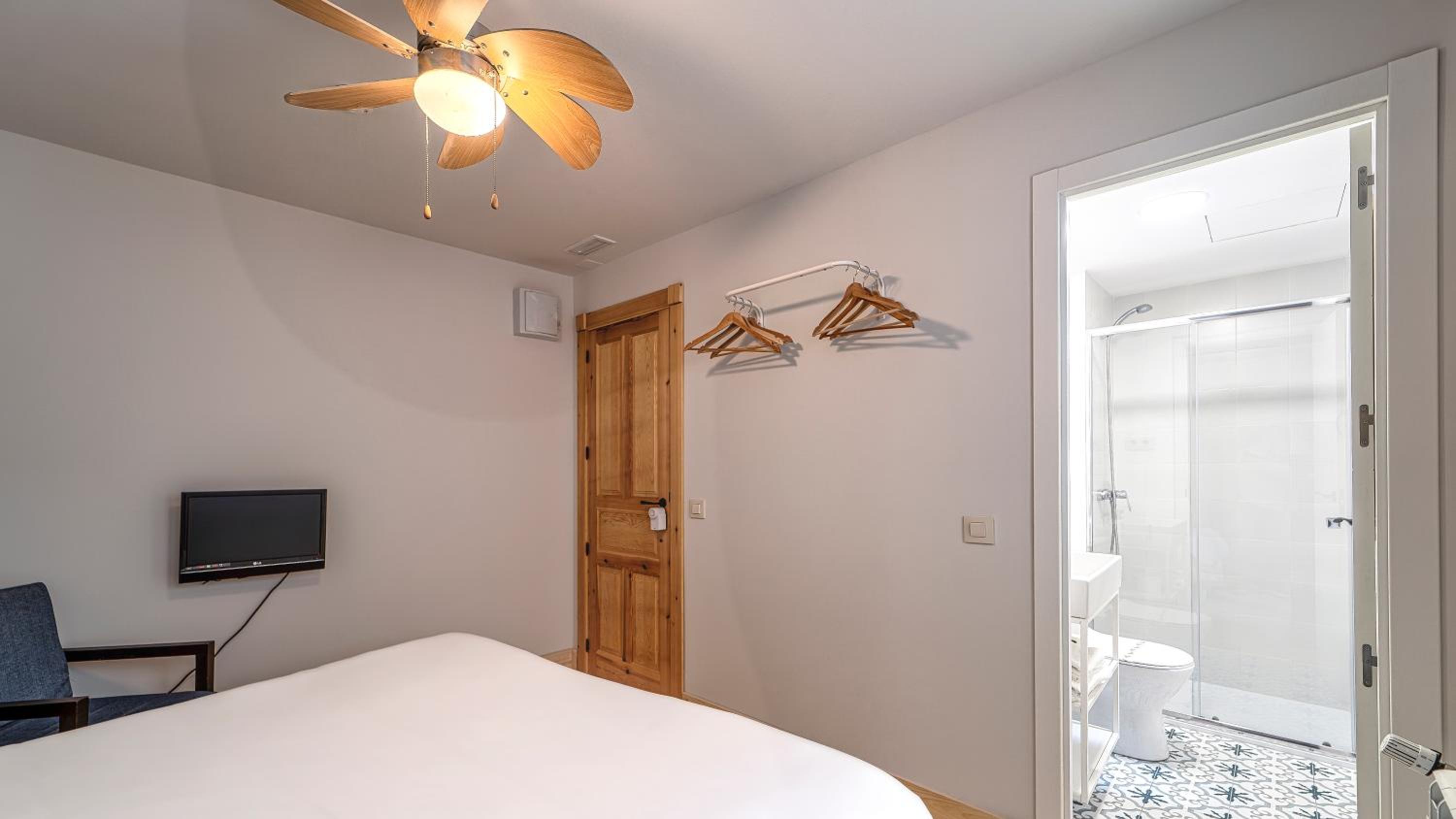 Twin Room with Private Bathroom - Photo 3