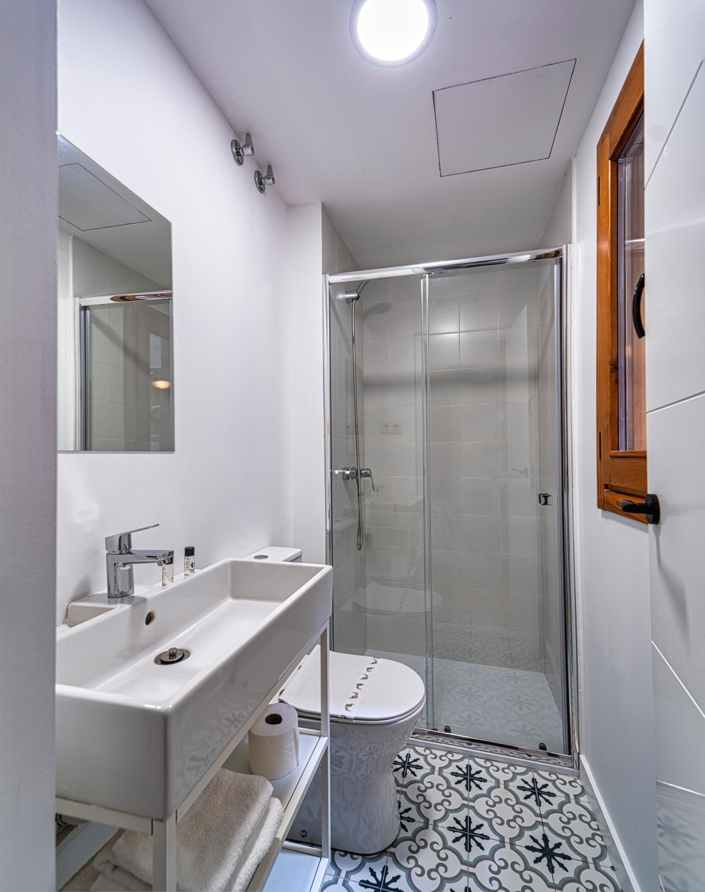 Double Room with Private External Bathroom - Photo 5