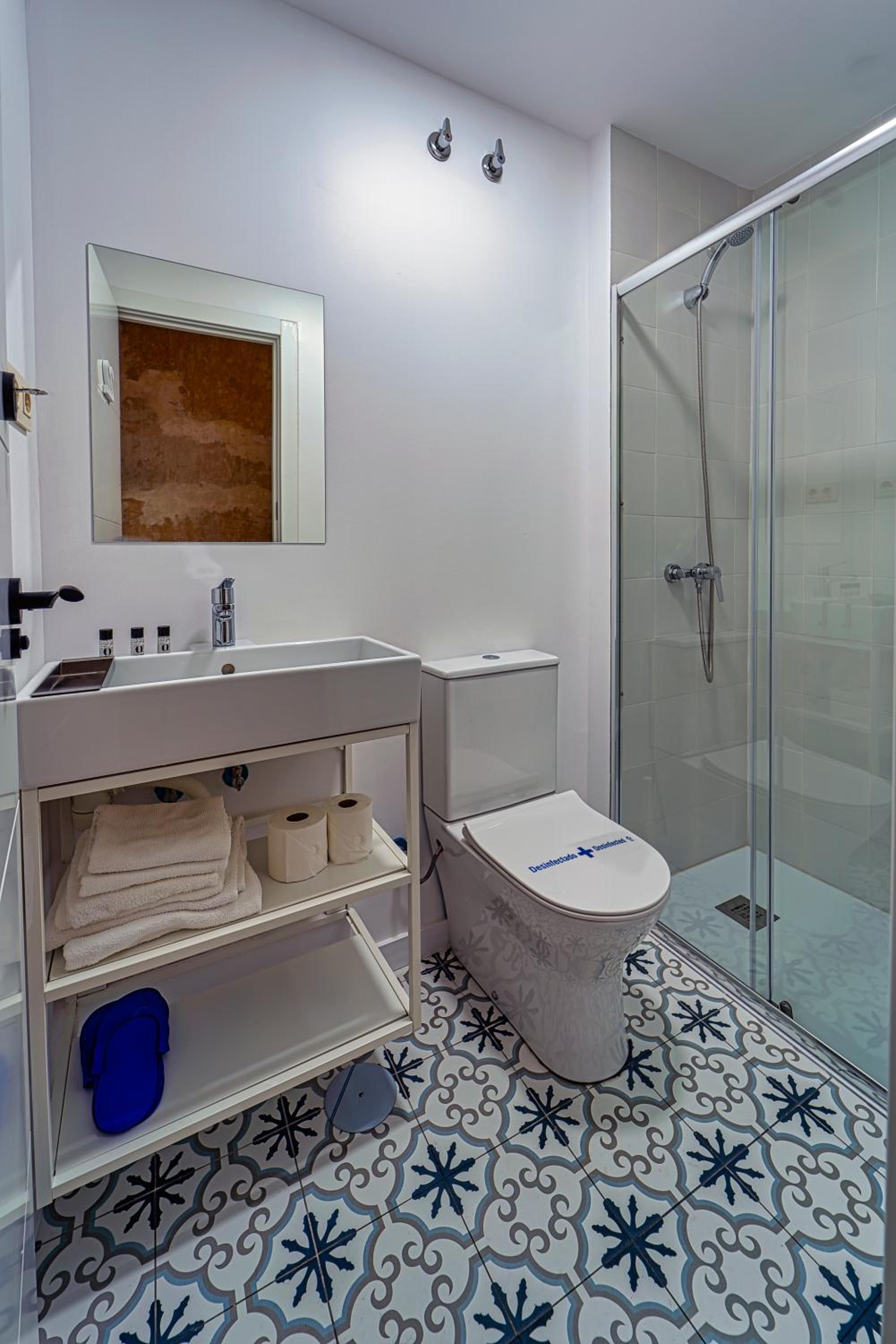 Double Room with Private External Bathroom - Photo 6
