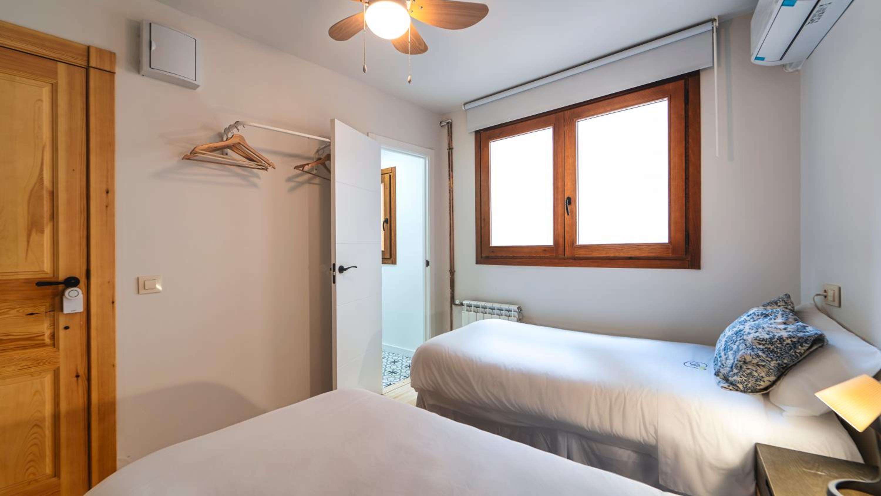 Twin Room with Private Bathroom - Photo 1