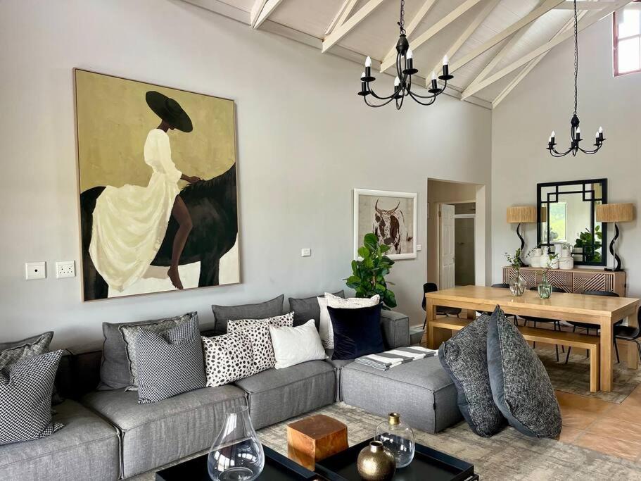 Five-Bedroom House photo 2