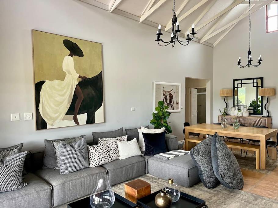 Five-Bedroom House photo 1