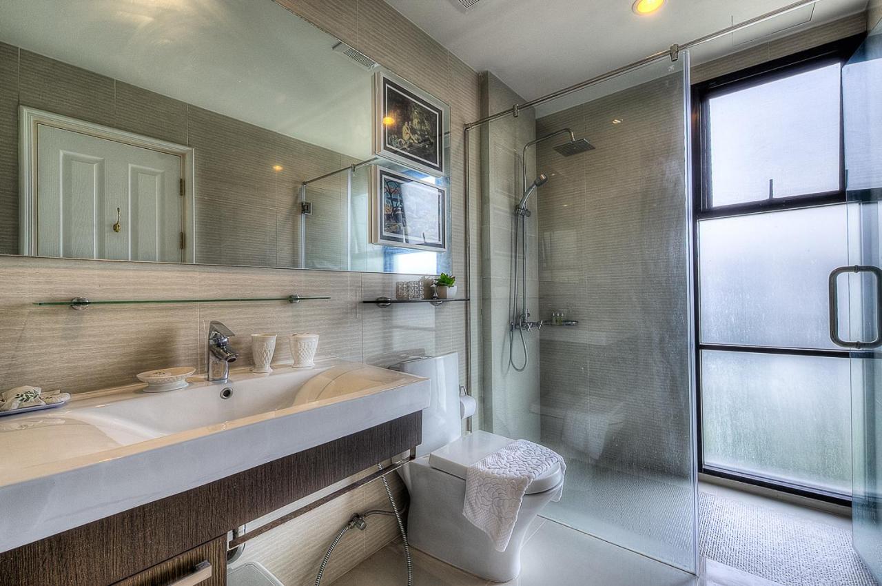 Vintage One-Bedroom Apartment photo 2
