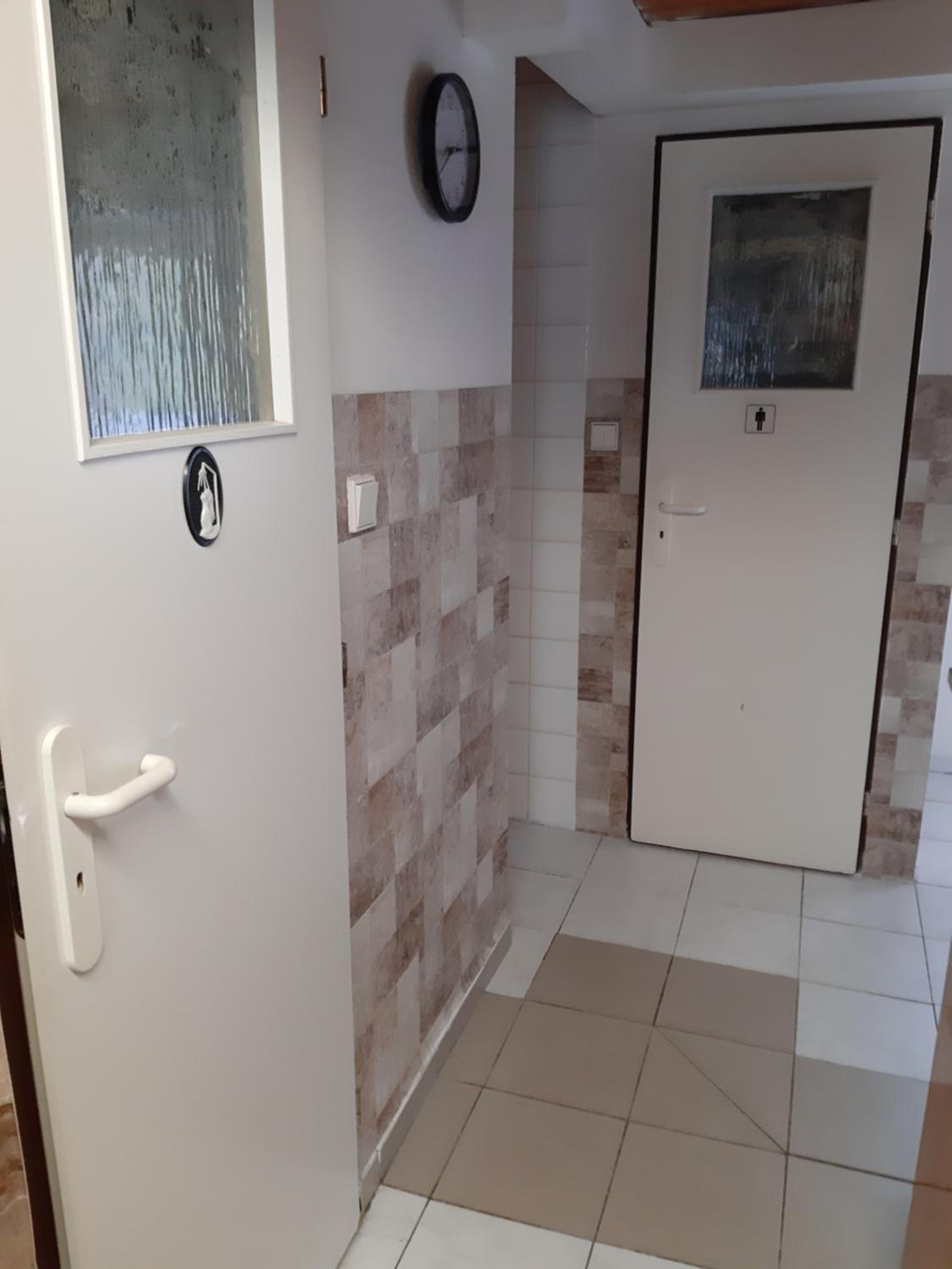 Family Room with Shared Bathroom photo 3