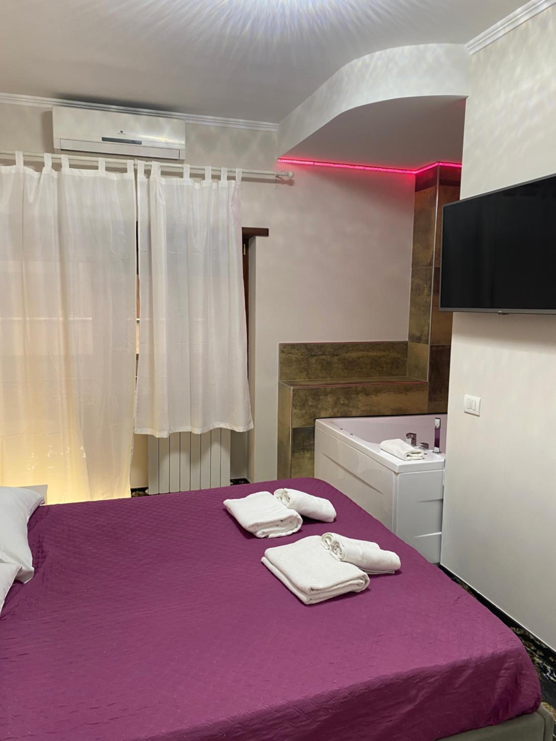 Deluxe Suite with Spa Bath