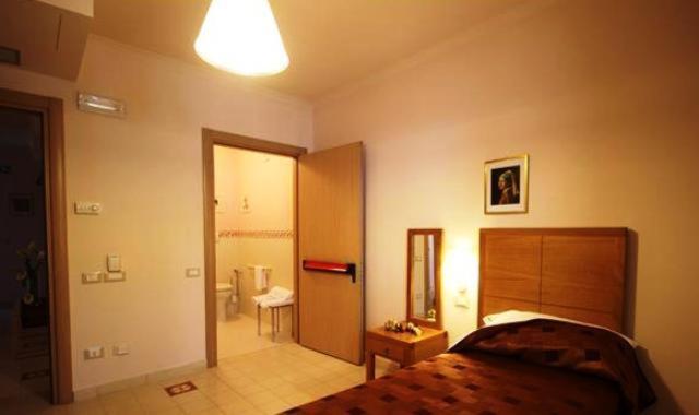 Double Room - Disability Access - Photo 3