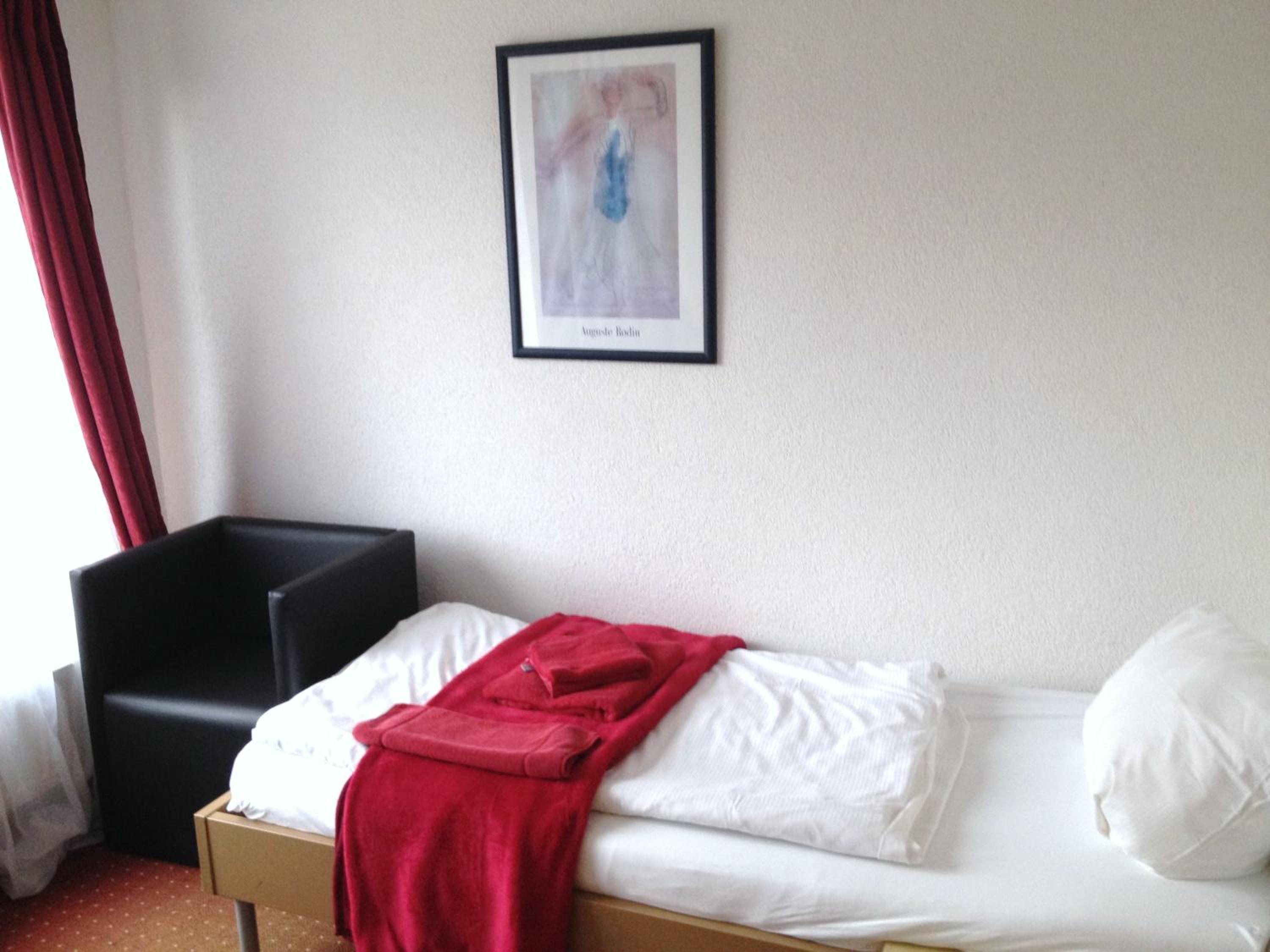 Small Single Room photo 2