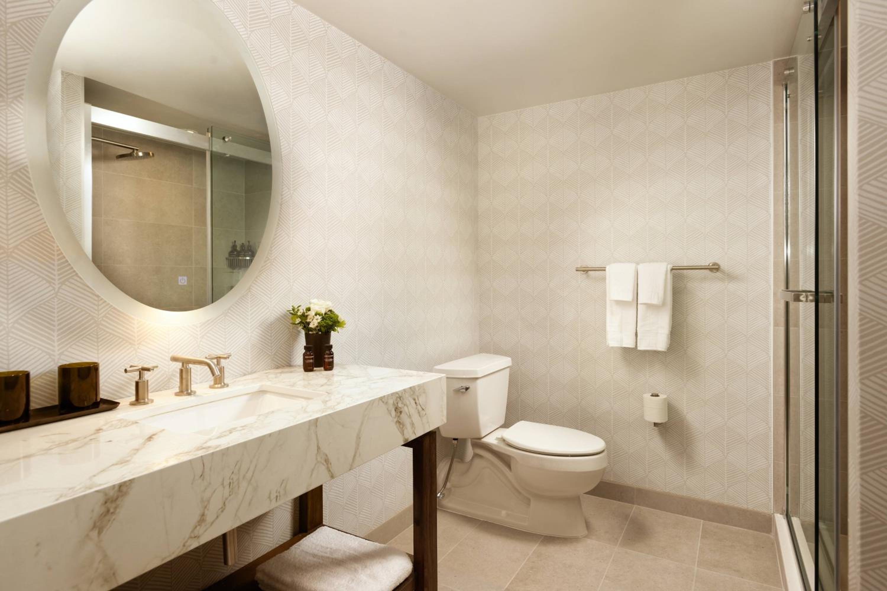 Traditional King Room with Limited View - Photo 3
