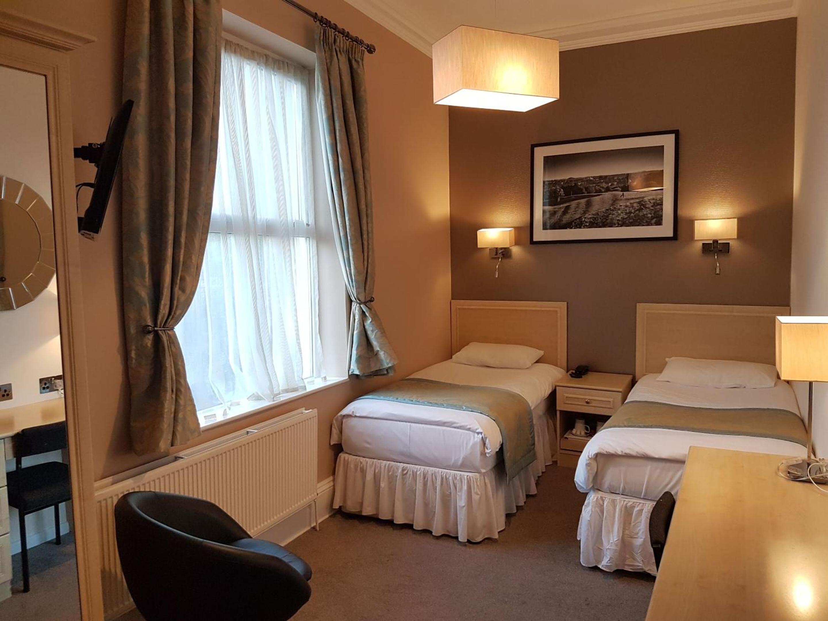 Twin Room - Photo 1