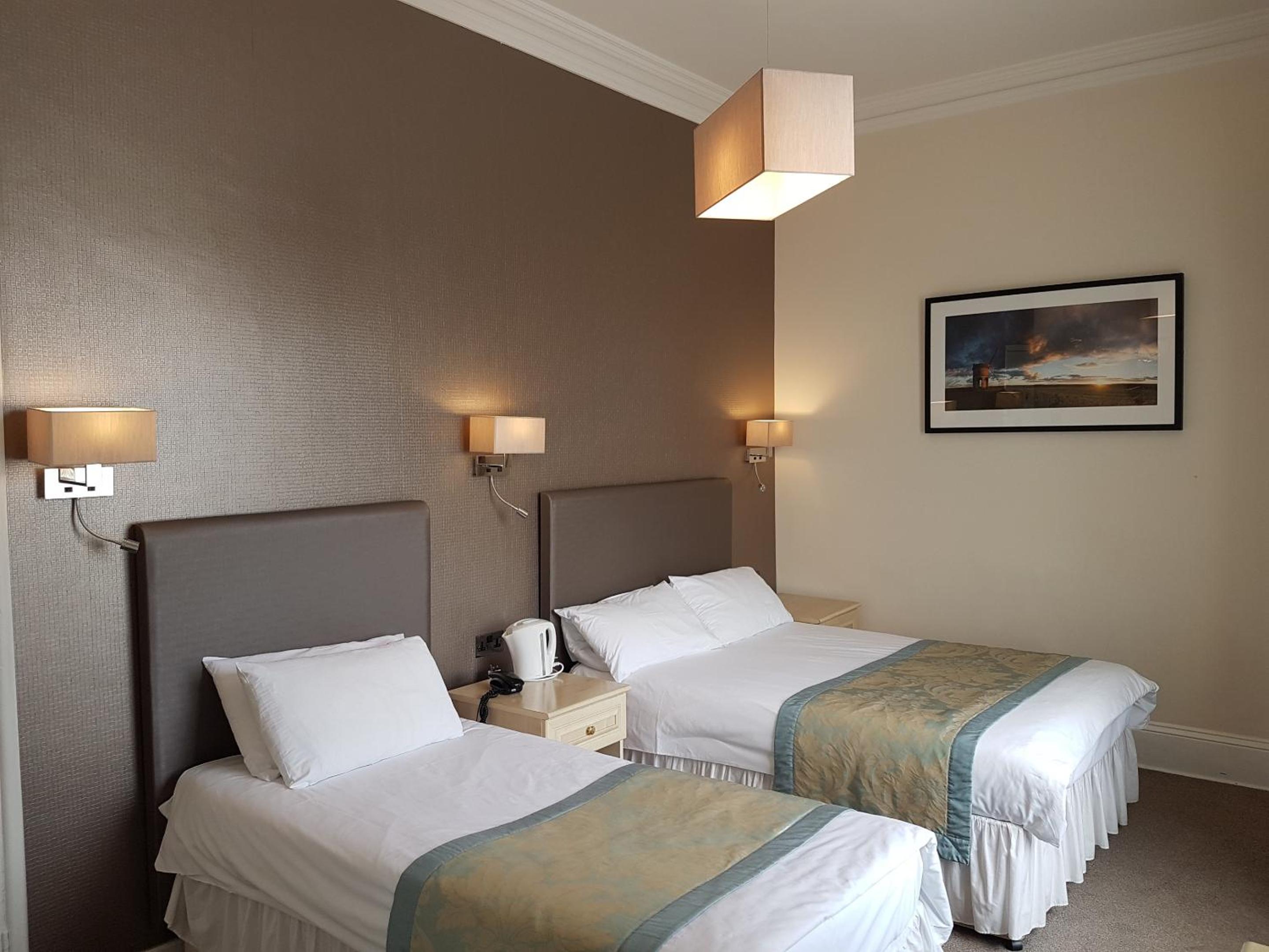 Twin Room - Photo 2