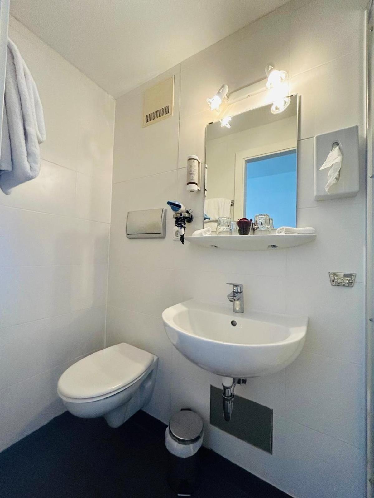 Twin Room - Photo 2