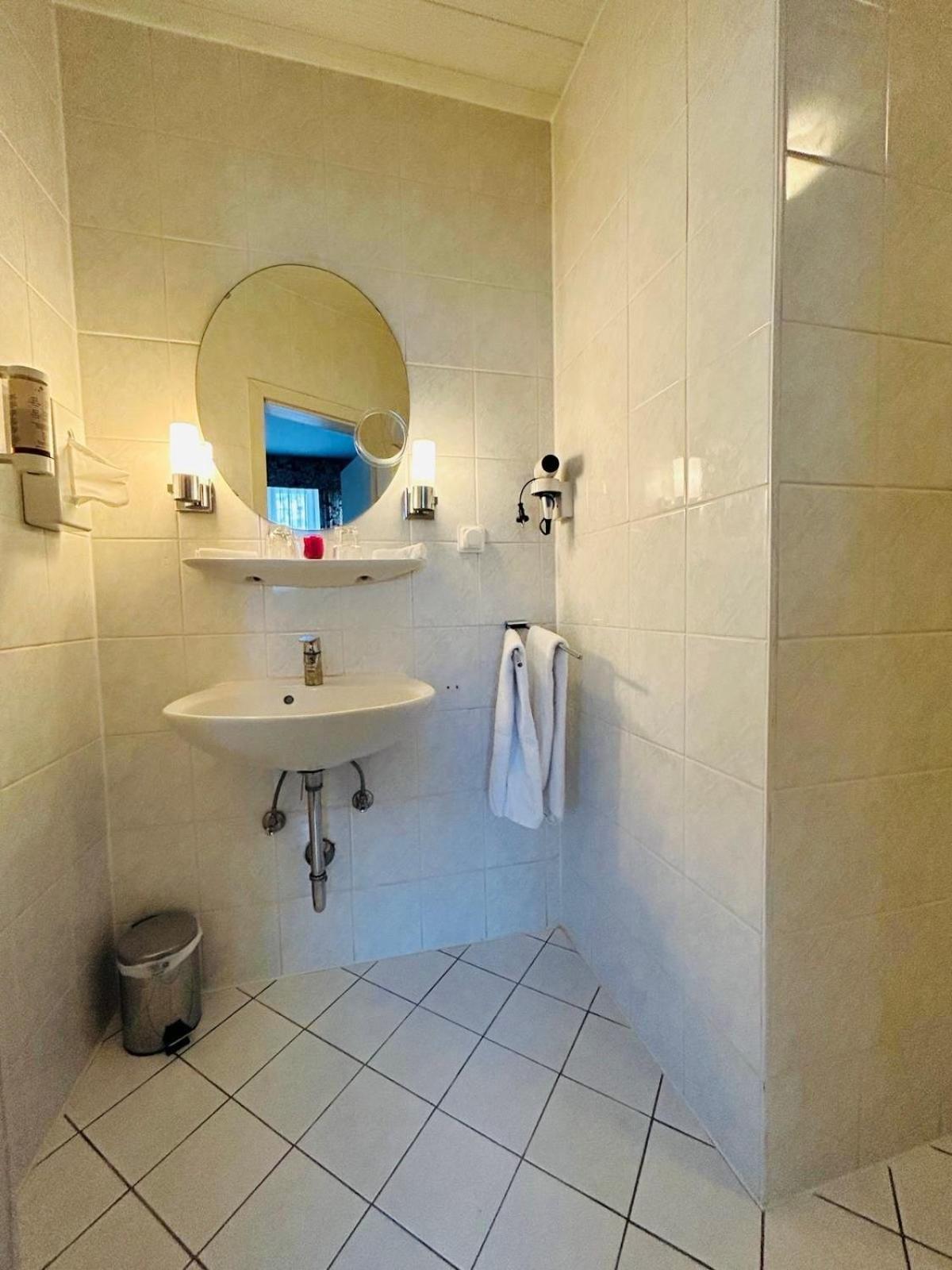 Double Room - Photo 7
