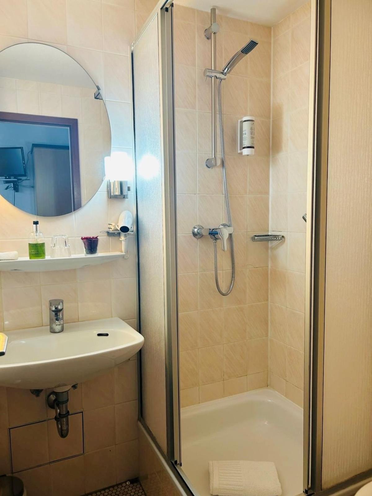 Small Double Room - Photo 2