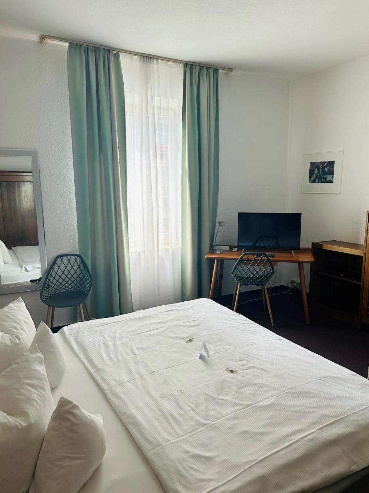 Small Double Room - Photo 3