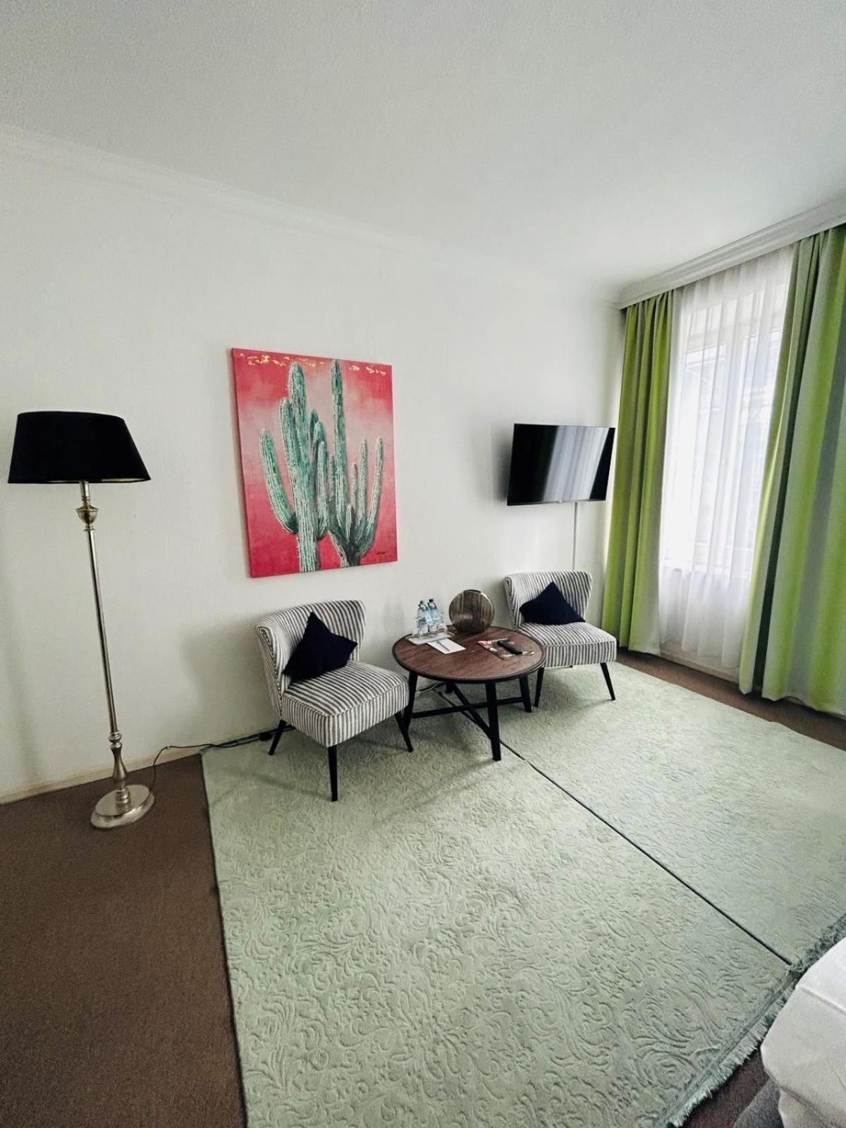 Large Double Room - Photo 8