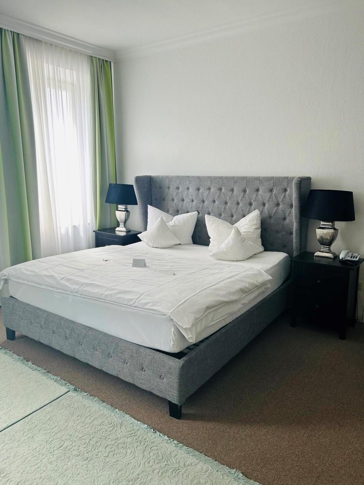 Large Double Room - Photo 9