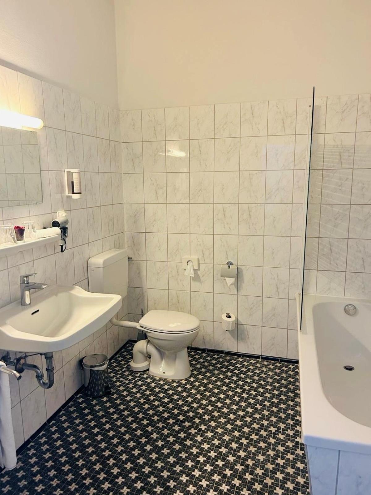 Large Double Room - Photo 7