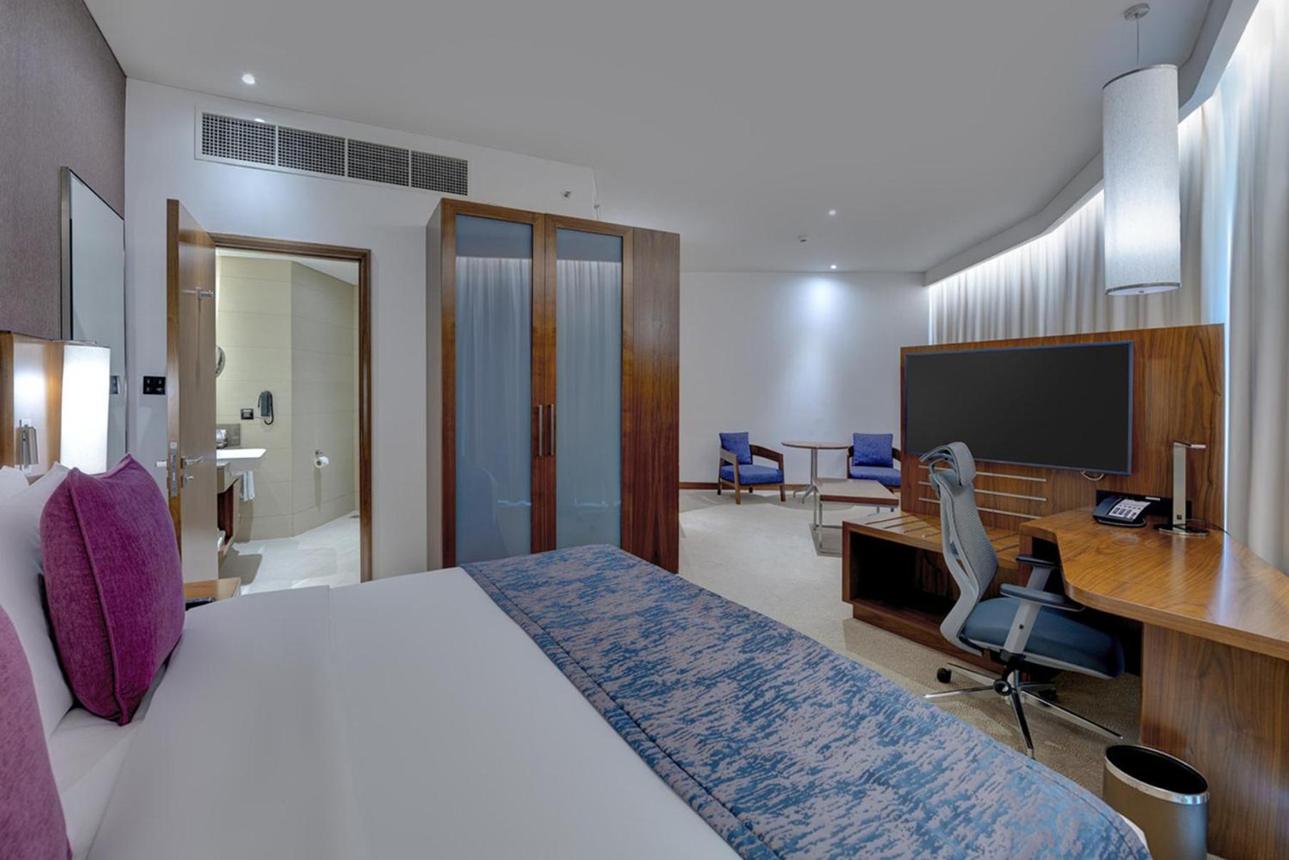 Junior King Suite with Mountain View and Lounge Access - Photo 4