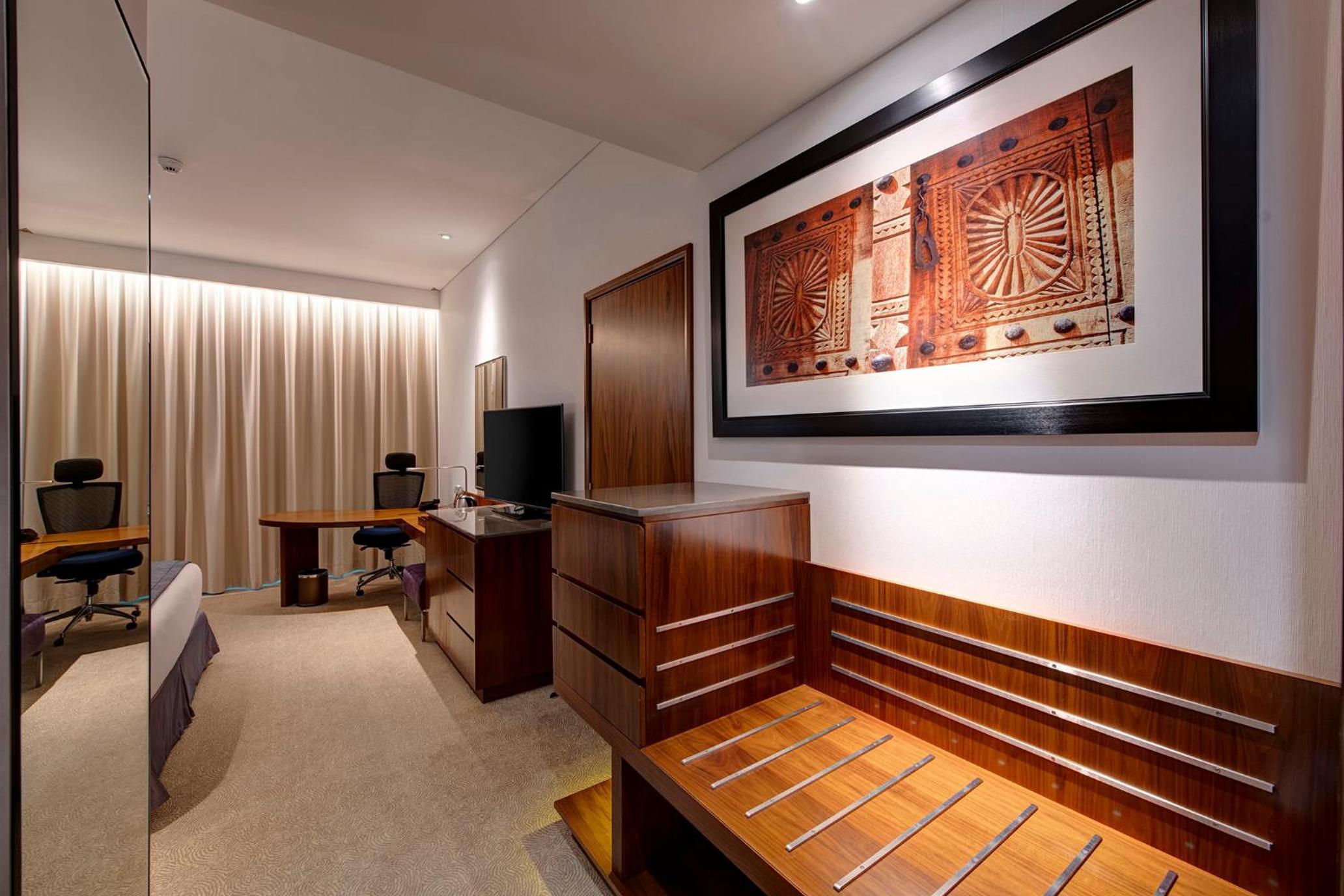 Junior King Suite with Mountain View and Lounge Access - Photo 3
