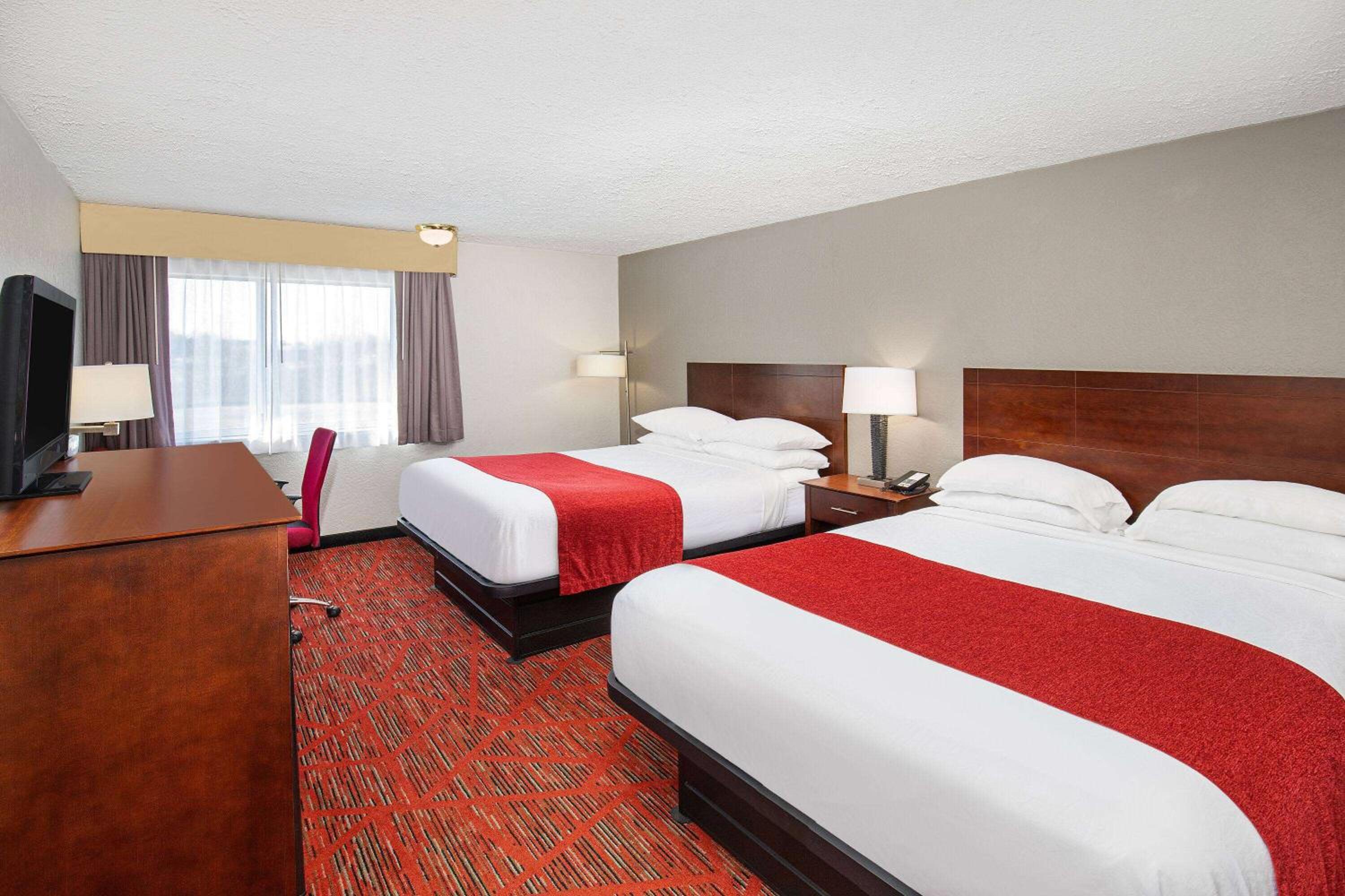 Queen Room with Two Queen Beds - Non-Smoking photo 2