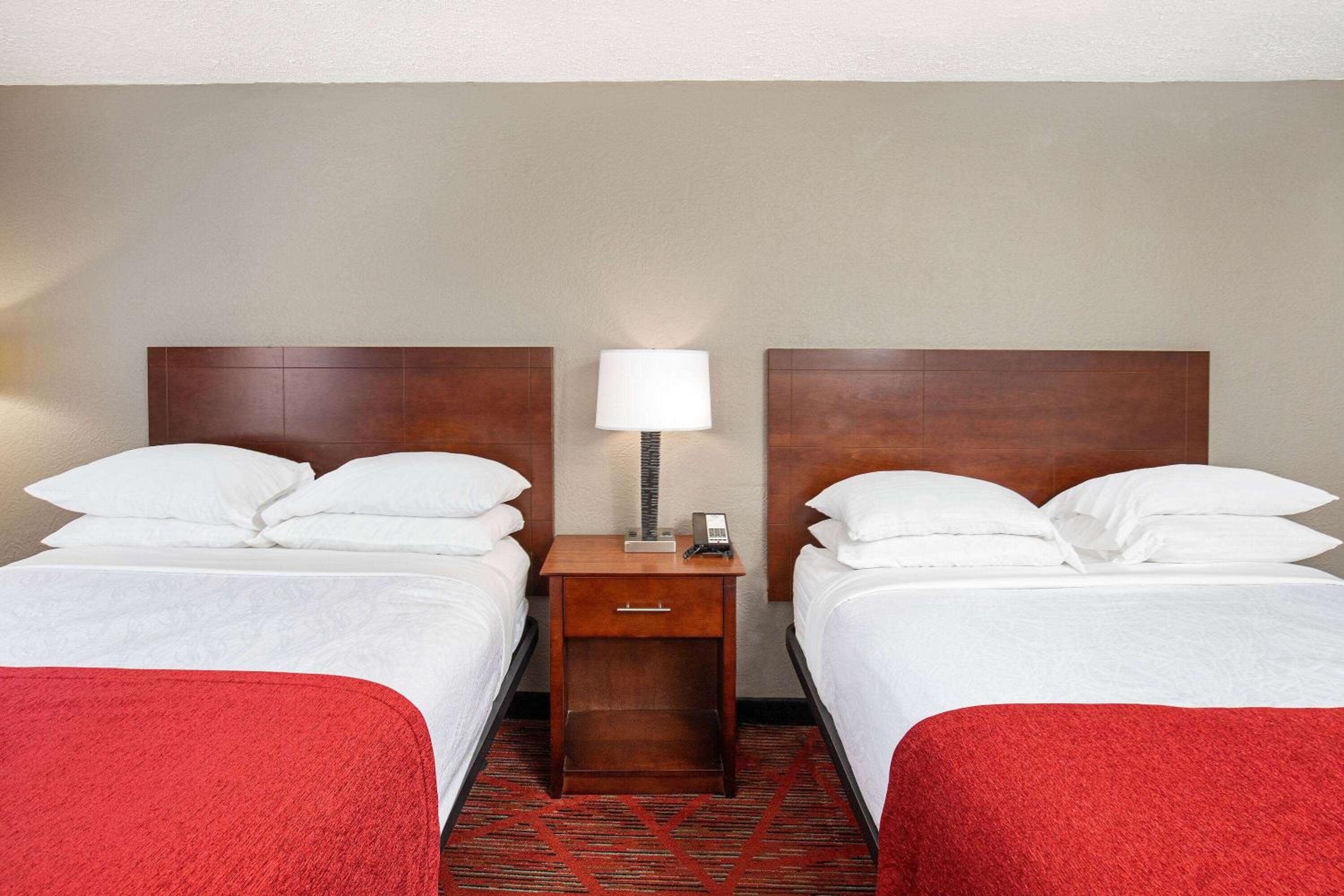Queen Room with Two Queen Beds - Non-Smoking photo 3