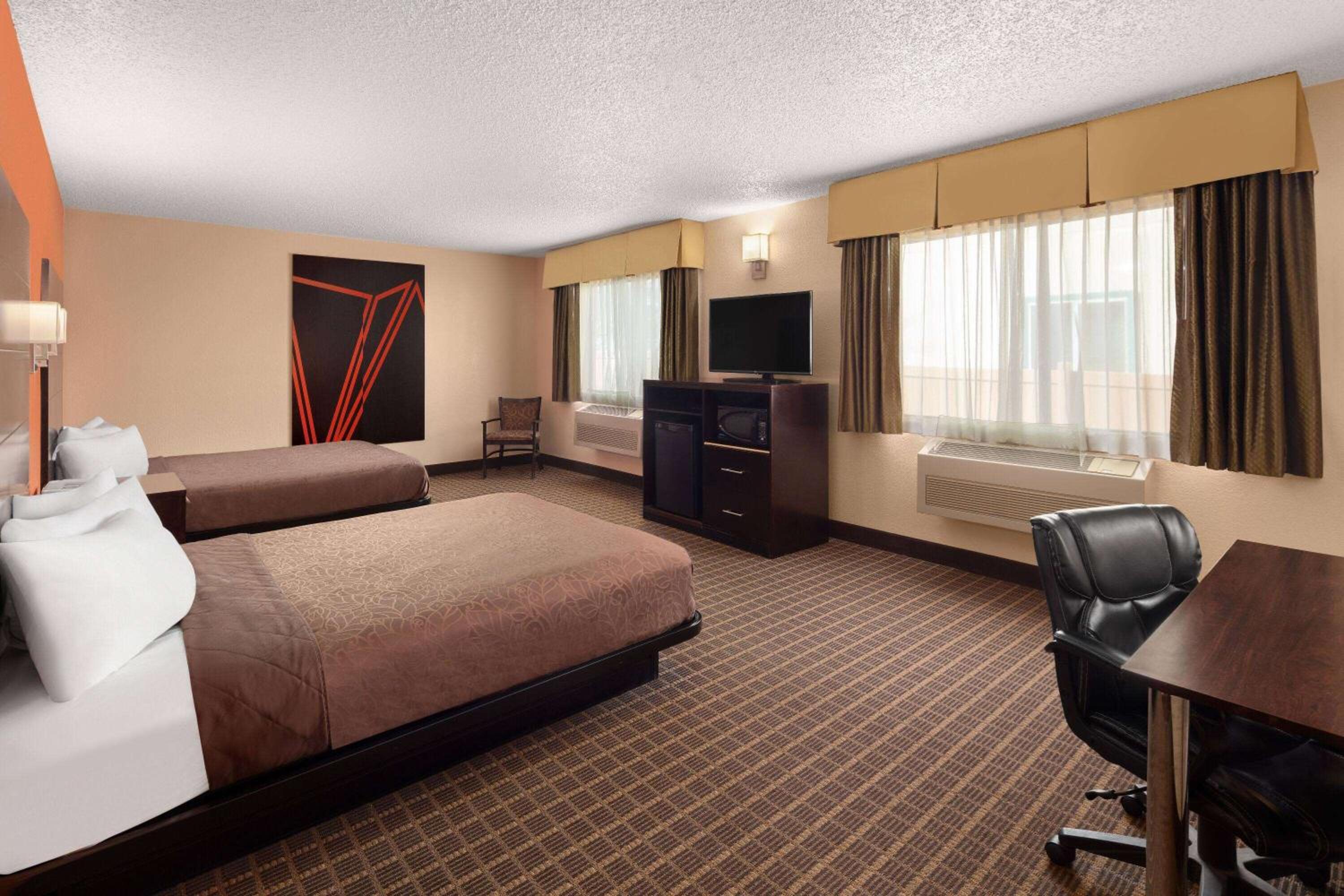 Queen Room with Two Queen Beds - Mobility Access/Non-Smoking photo 1