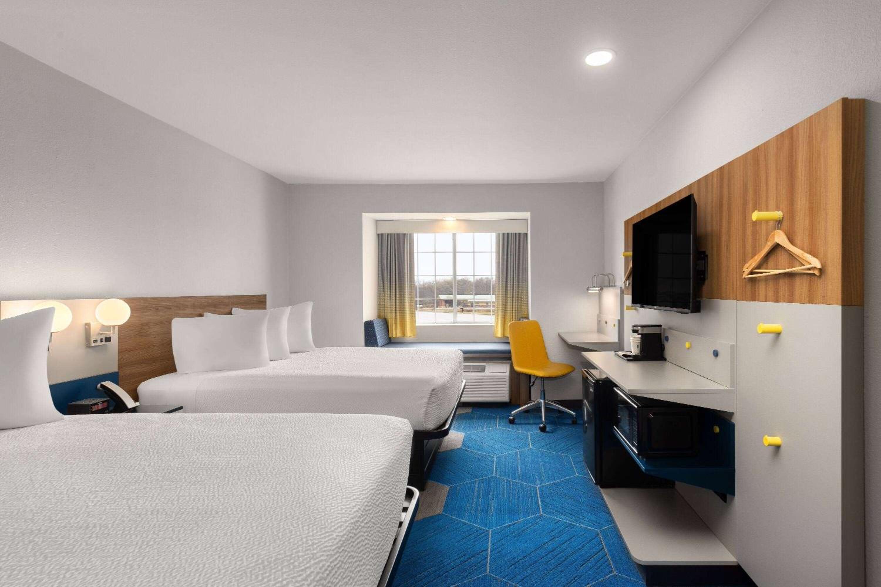 Queen Room with Two Queen Beds photo 1