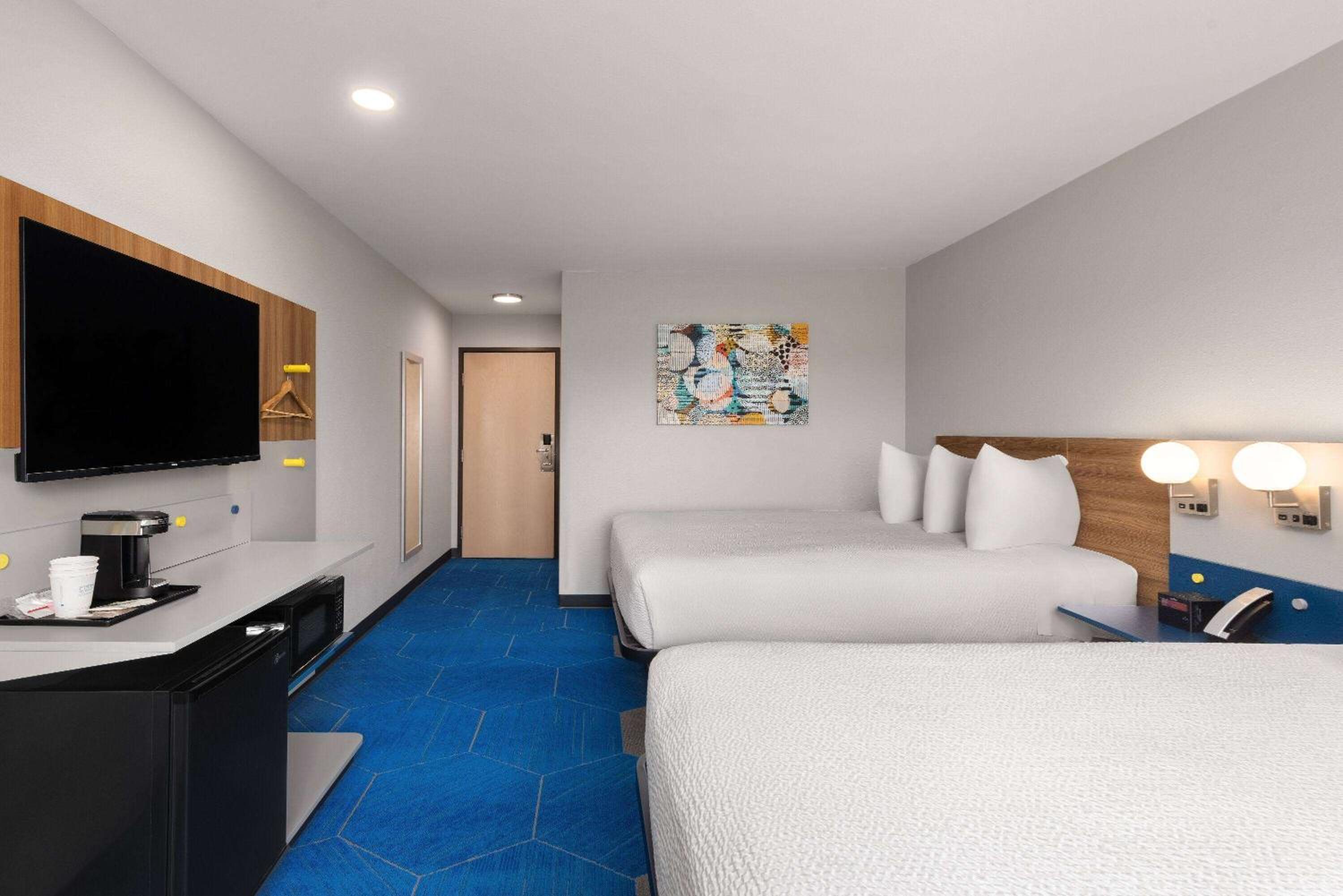 Queen Room with Two Queen Beds photo 3