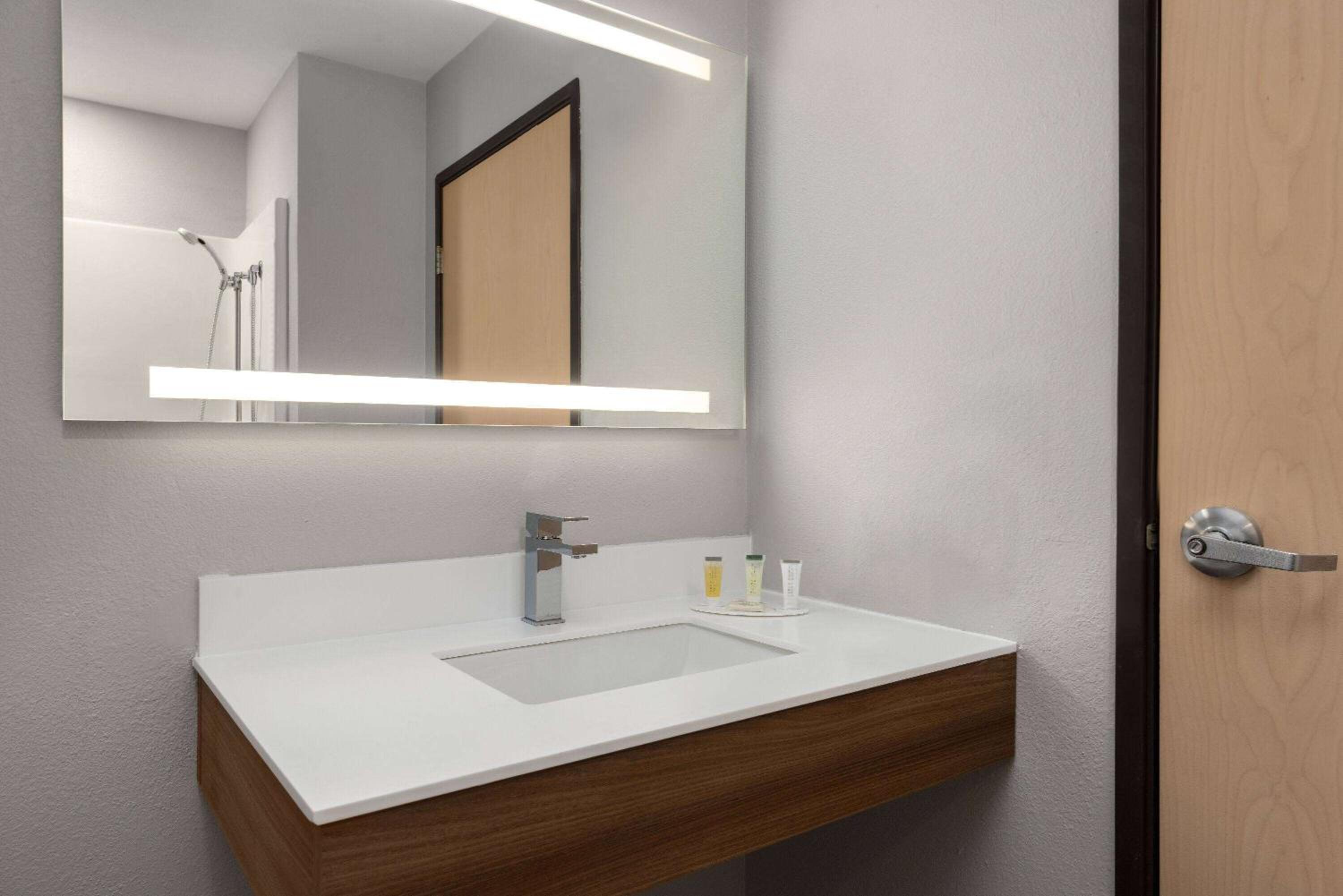 Queen Room - Disability Access - Photo 3