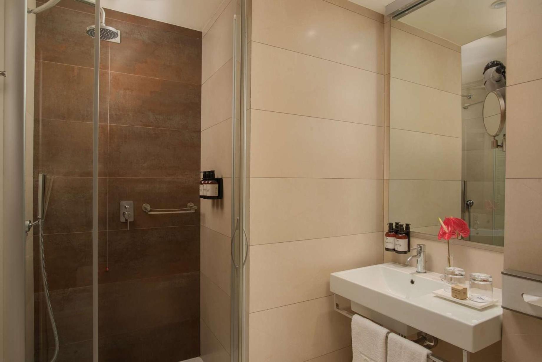 Standard Double or Twin Room - Photo 3