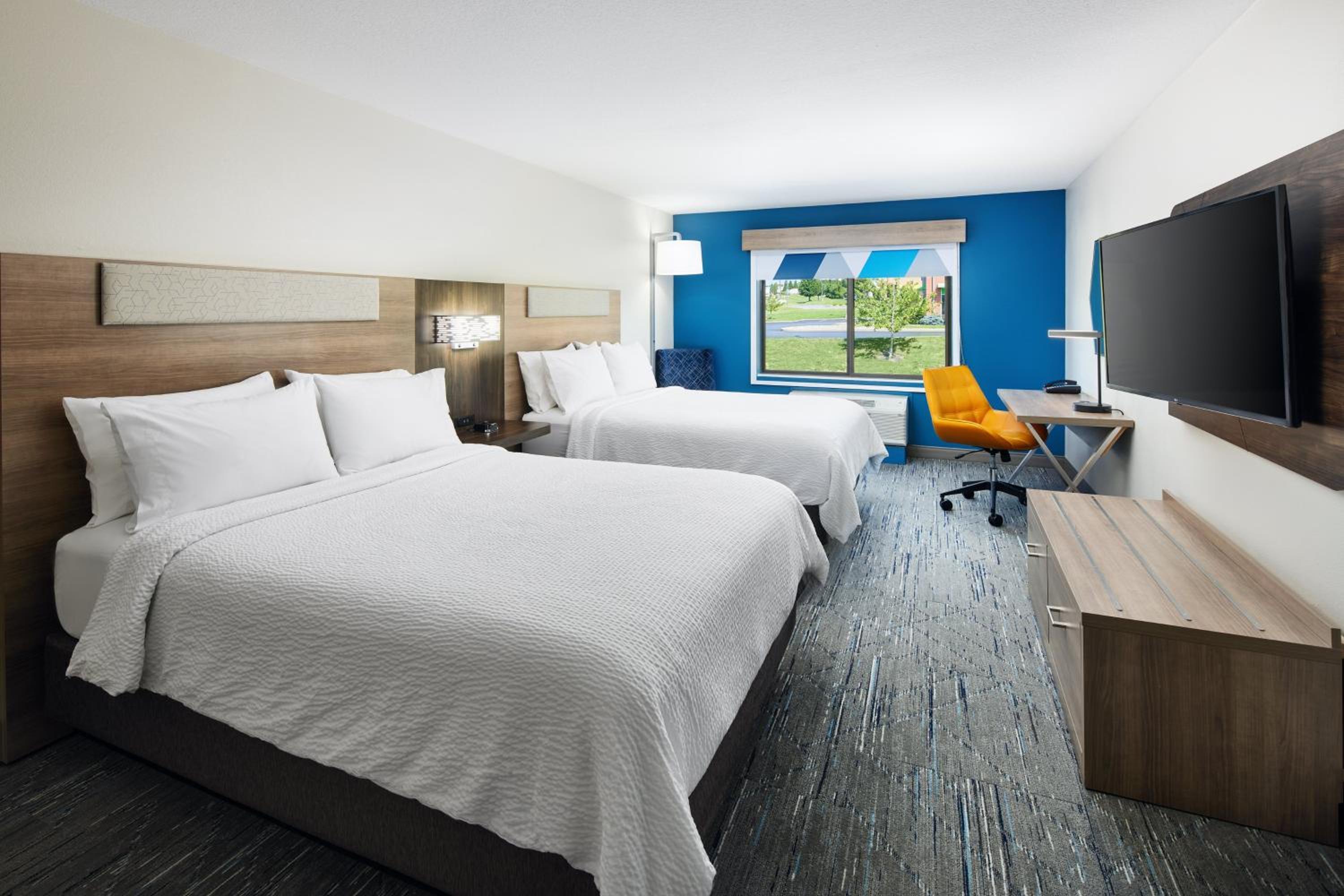Queen Room with Two Queen Beds - Hearing Accessible/Non-Smoking photo 2