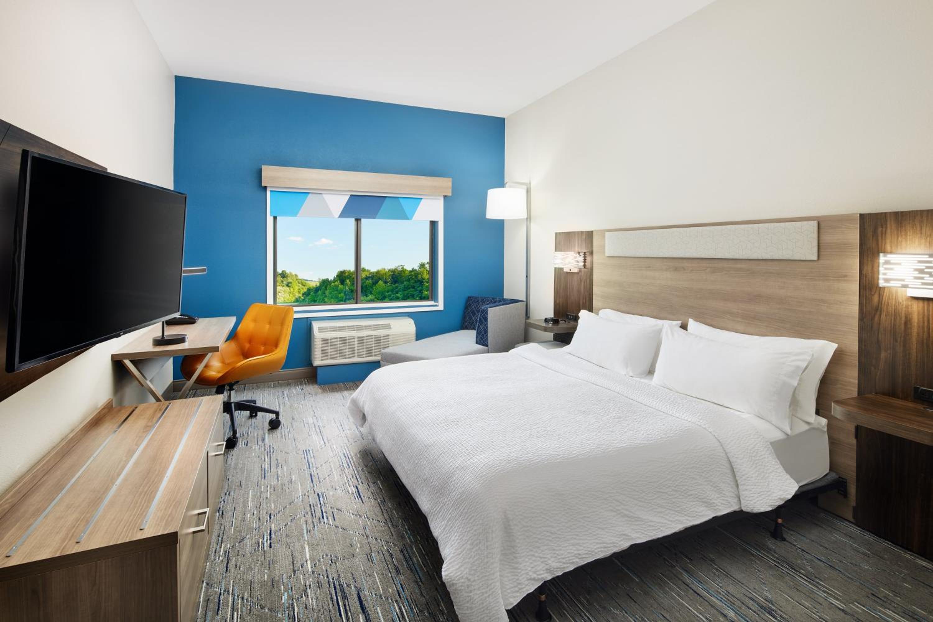 Standard King Room with Roll-in Shower - Mobility Accessible