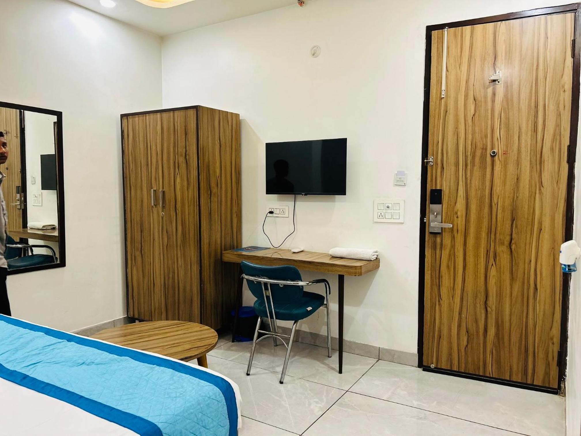 Budget Double Room - Photo 7